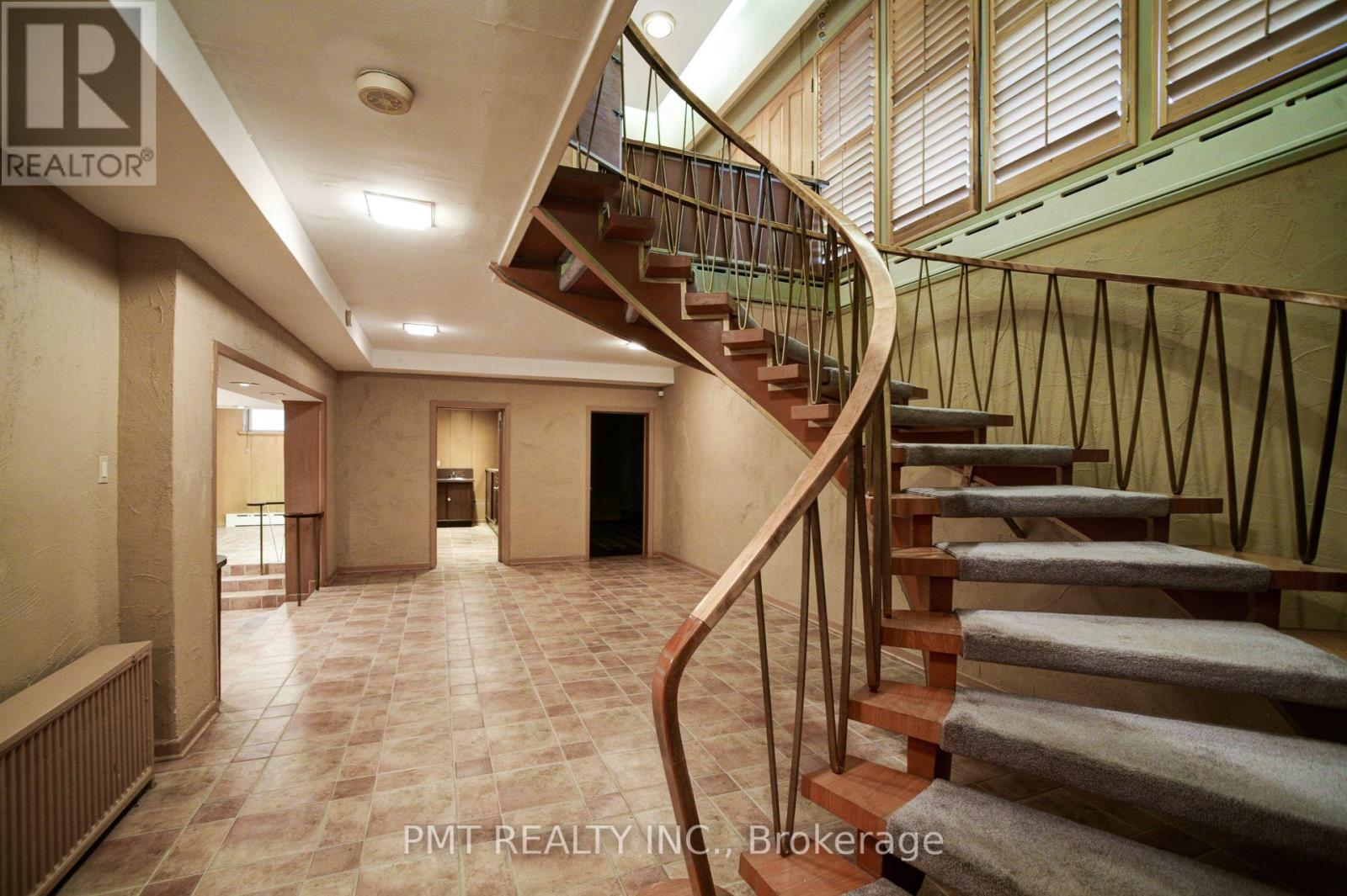 16 Carousel Court, Toronto, Ontario  M6B 3M1 - Photo 22 - W12438128