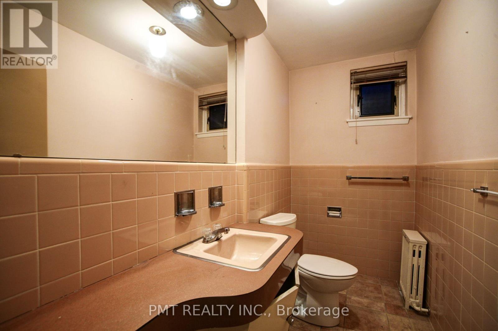 16 Carousel Court, Toronto, Ontario  M6B 3M1 - Photo 27 - W12438128
