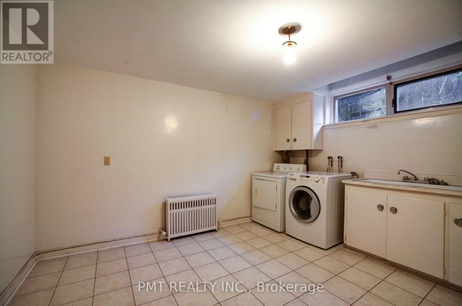 16 Carousel Court, Toronto, Ontario  M6B 3M1 - Photo 29 - W12438128