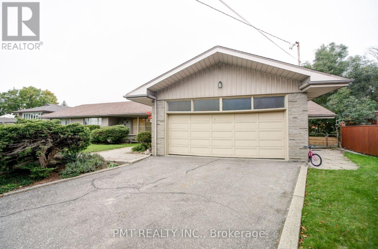 16 Carousel Court, Toronto, Ontario  M6B 3M1 - Photo 3 - W12438128