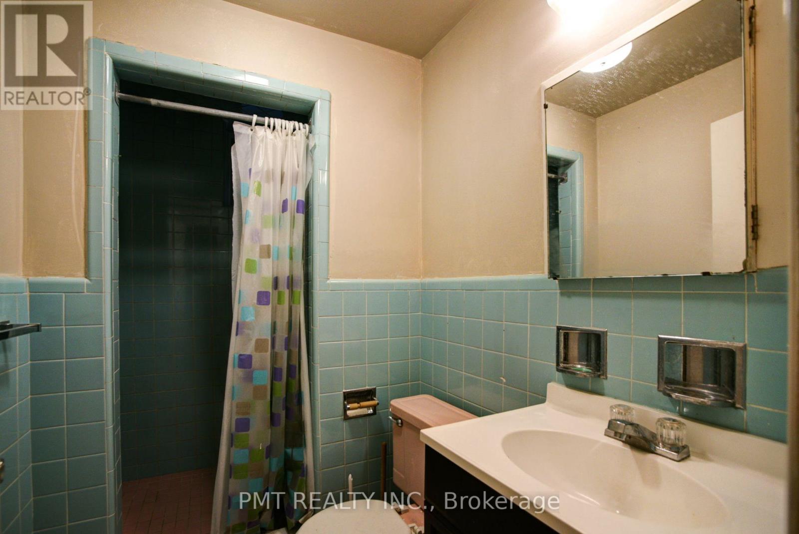 16 Carousel Court, Toronto, Ontario  M6B 3M1 - Photo 30 - W12438128