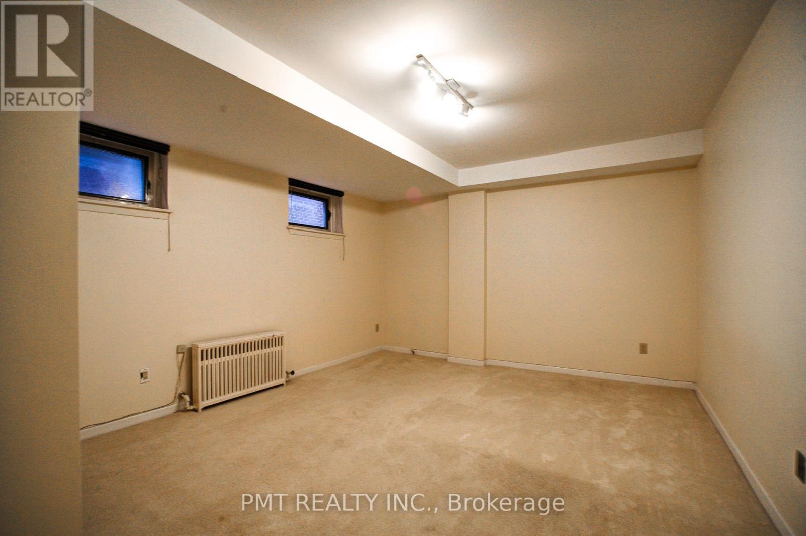 16 Carousel Court, Toronto, Ontario  M6B 3M1 - Photo 31 - W12438128