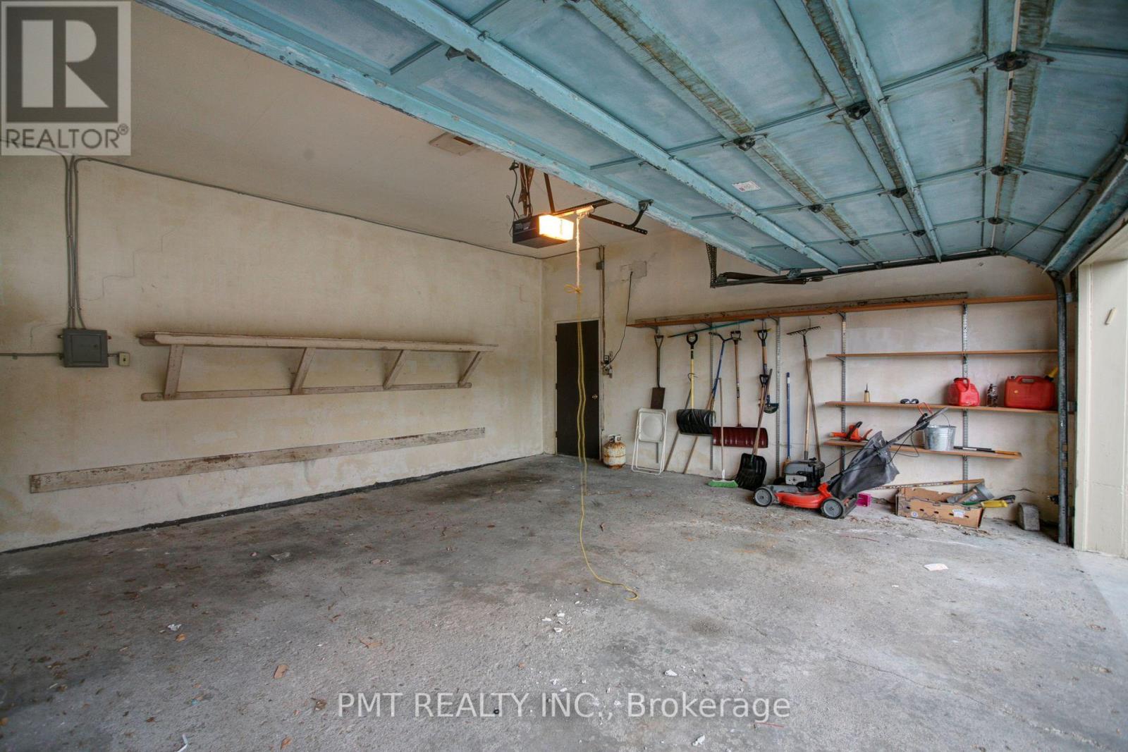 16 Carousel Court, Toronto, Ontario  M6B 3M1 - Photo 35 - W12438128