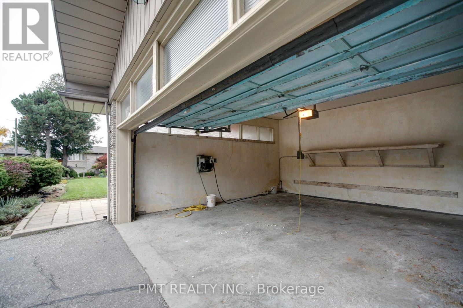 16 Carousel Court, Toronto, Ontario  M6B 3M1 - Photo 36 - W12438128