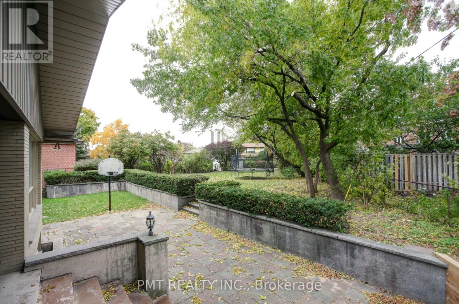 16 Carousel Court, Toronto, Ontario  M6B 3M1 - Photo 37 - W12438128