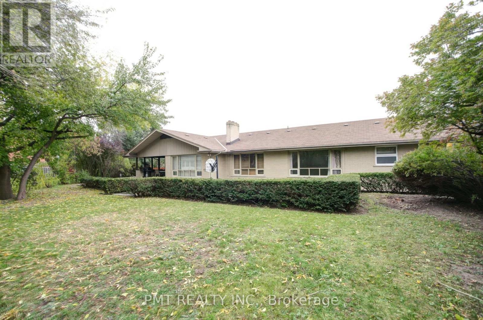 16 Carousel Court, Toronto, Ontario  M6B 3M1 - Photo 38 - W12438128