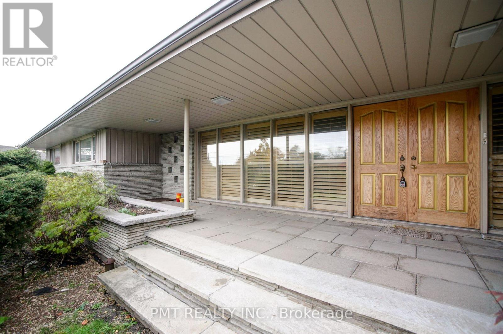 16 Carousel Court, Toronto, Ontario  M6B 3M1 - Photo 5 - W12438128
