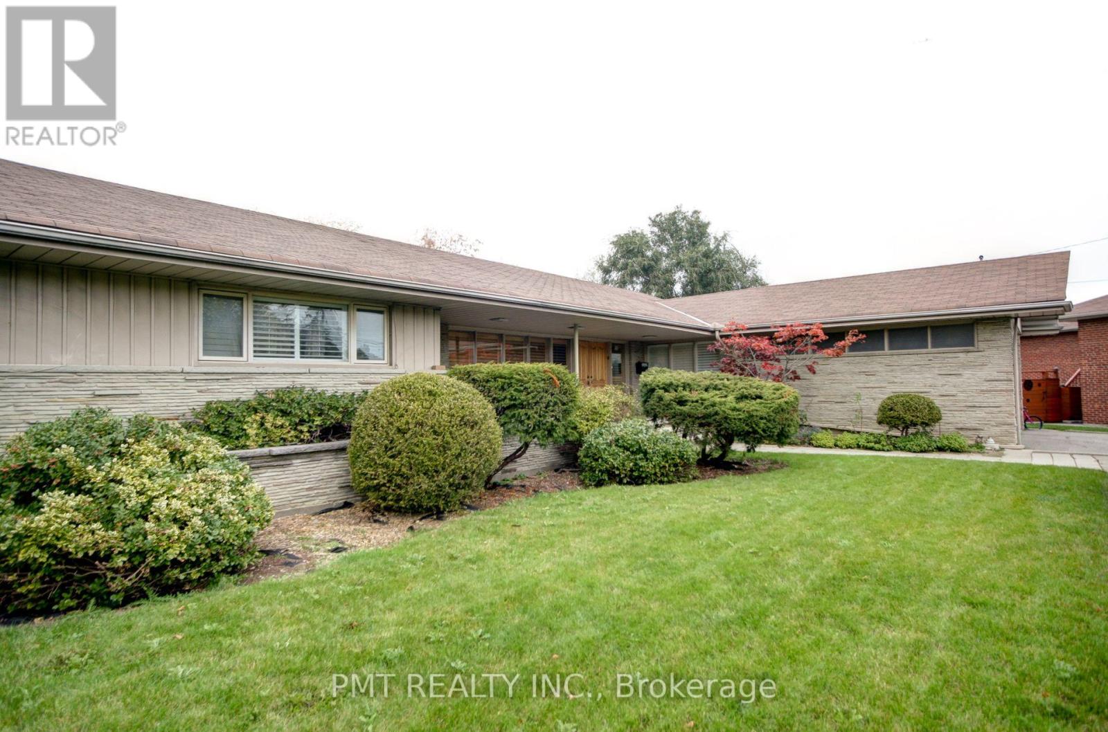 16 Carousel Court, Toronto, Ontario  M6B 3M1 - Photo 8 - W12438128