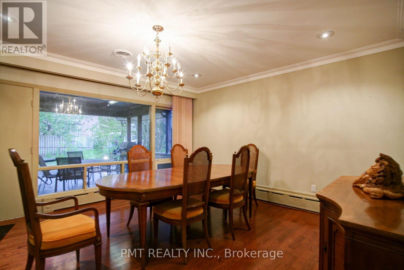16 Carousel Court, Toronto, Ontario  M6B 3M1 - Photo 9 - W12438128