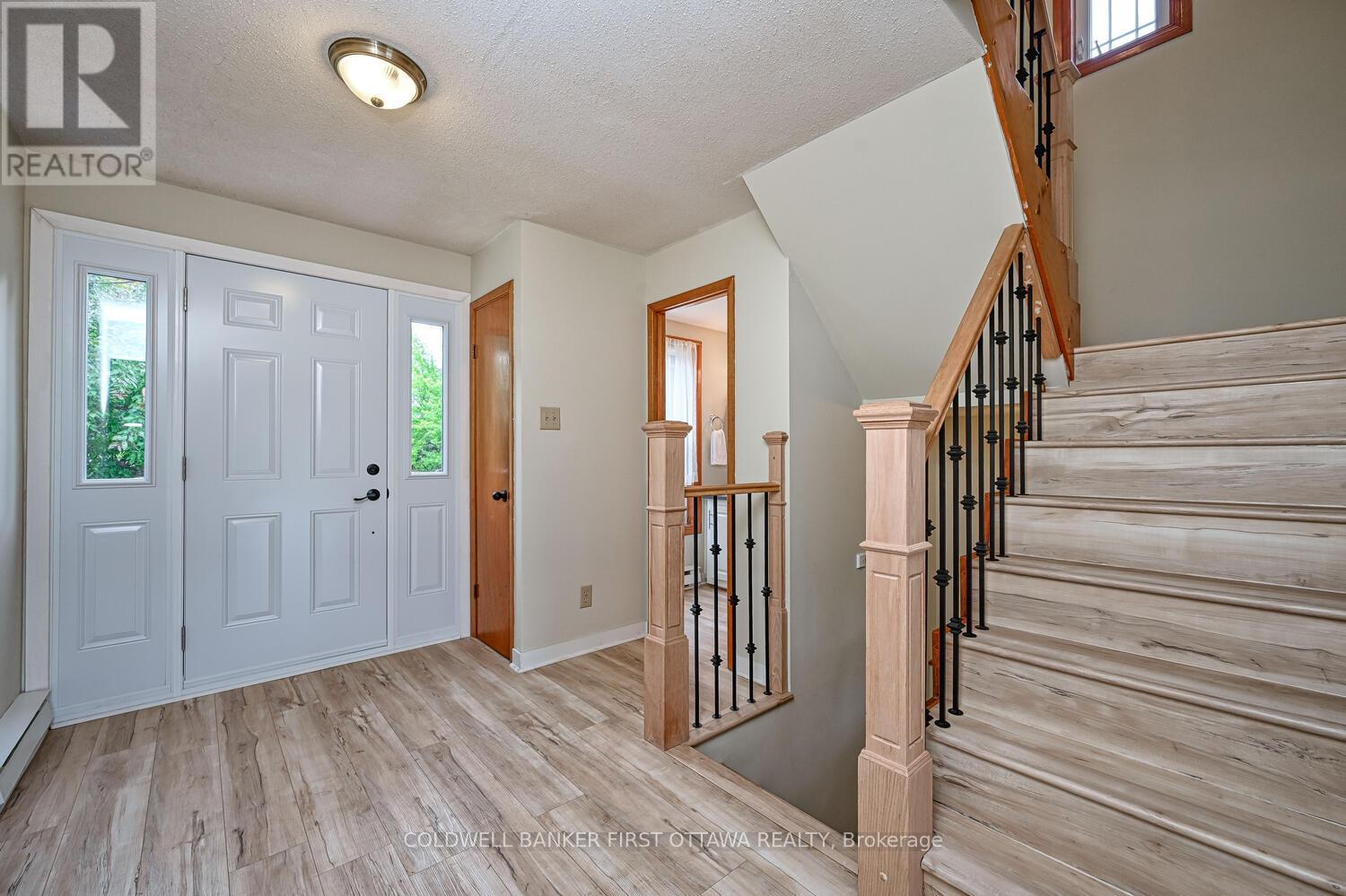 22 Poole Creek Crescent, Ottawa, Ontario  K2S 1G4 - Photo 4 - X12438301