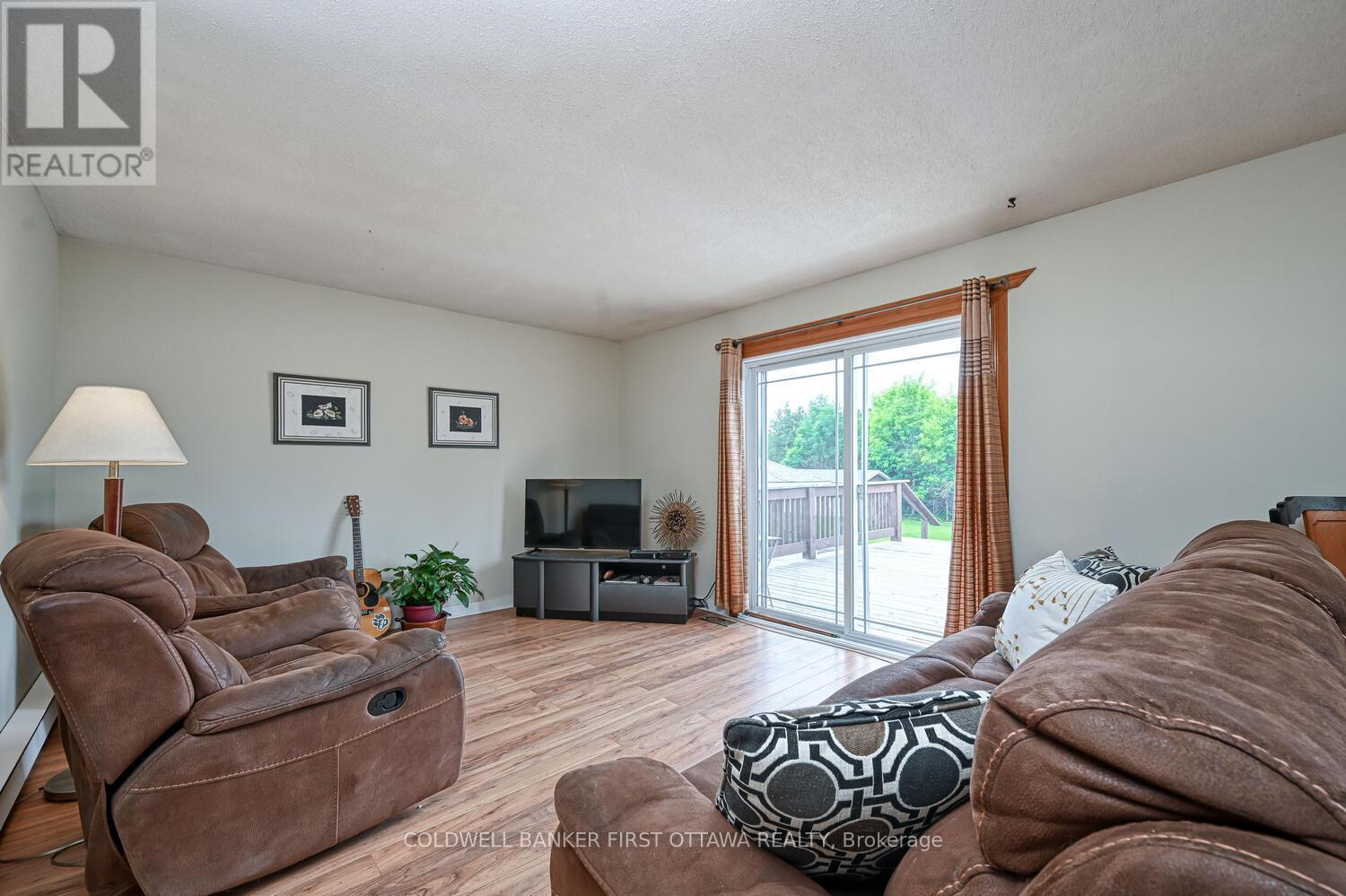 22 Poole Creek Crescent, Ottawa, Ontario  K2S 1G4 - Photo 5 - X12438301