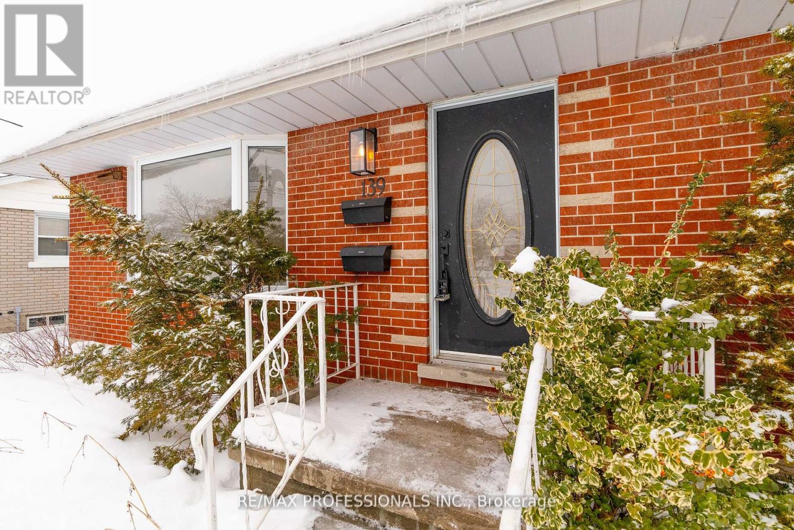 Upper - 139 Byron Avenue, Kitchener, Ontario  N2C 1Z7 - Photo 1 - X12438103