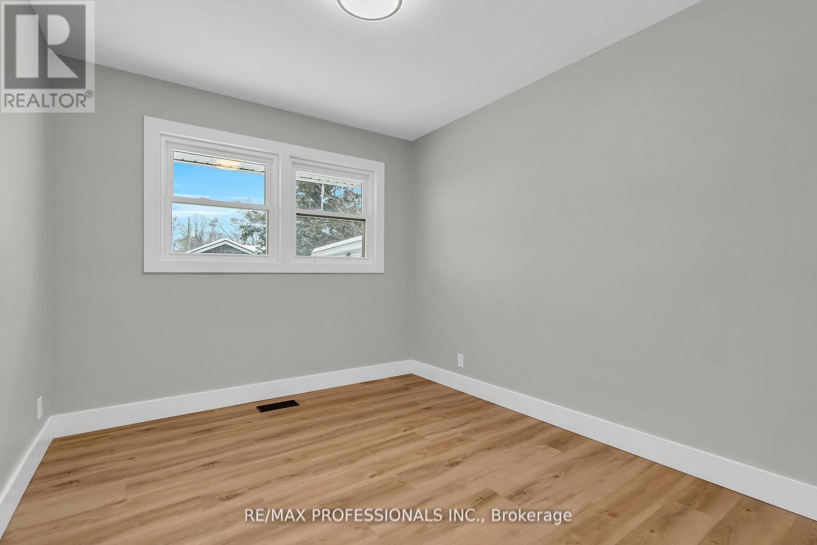 Upper - 139 Byron Avenue, Kitchener, Ontario  N2C 1Z7 - Photo 12 - X12438103