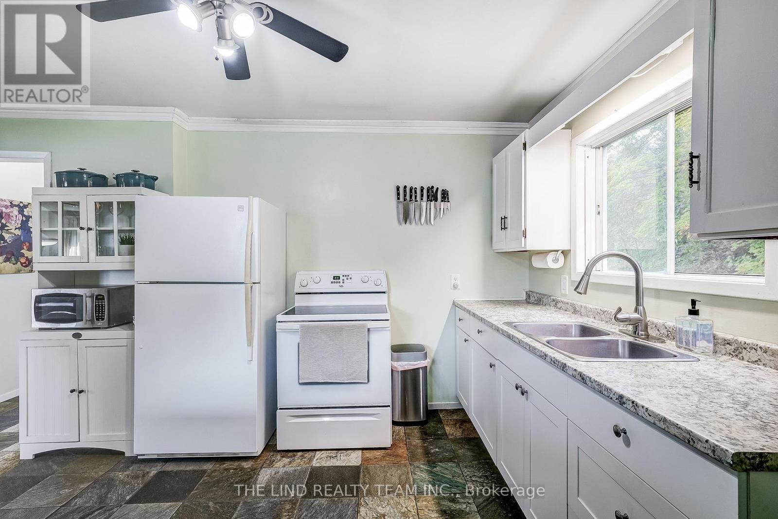 949 Raymond Road, Muskoka Lakes, Ontario  P0B 1M0 - Photo 11 - X12438126