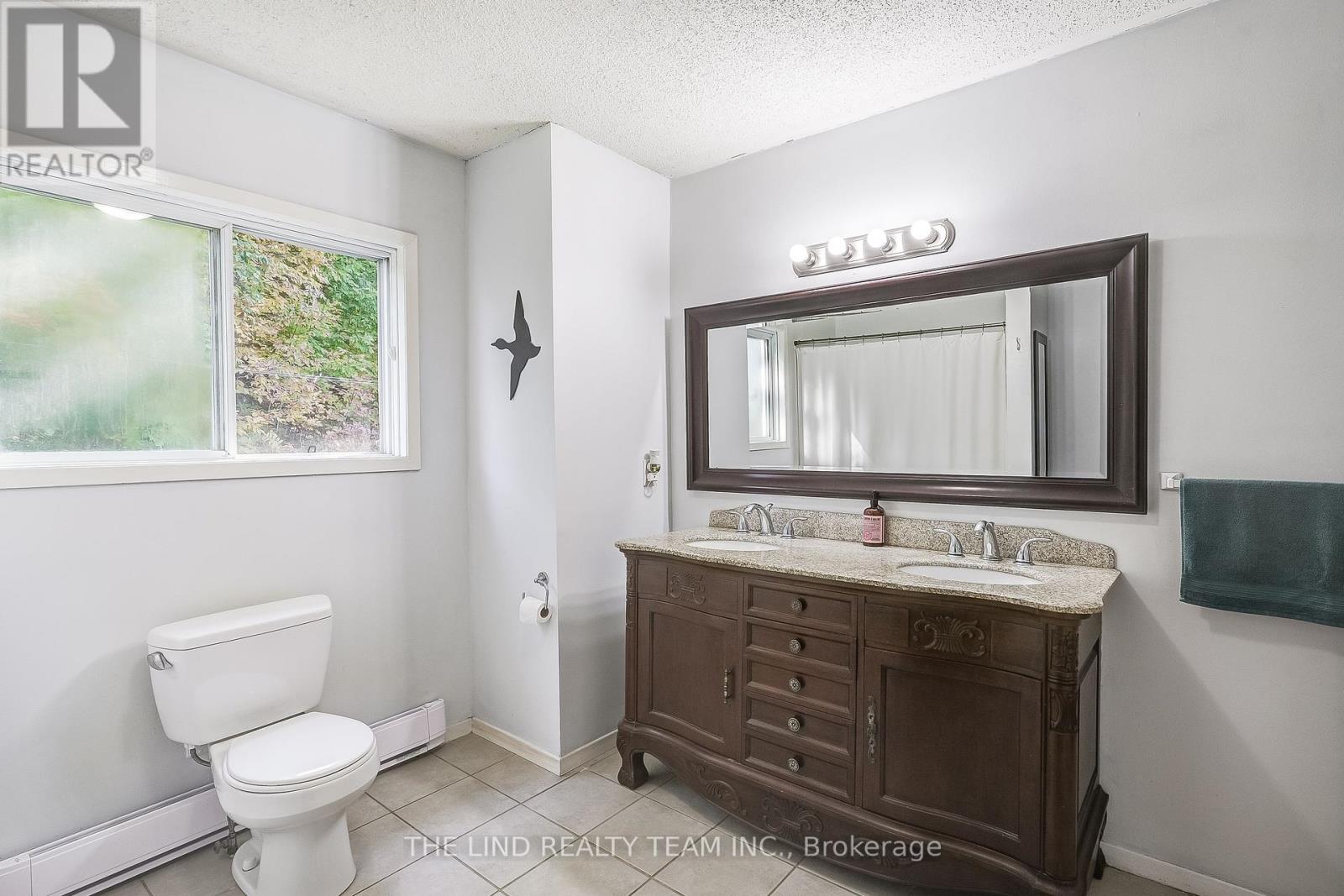 949 Raymond Road, Muskoka Lakes, Ontario  P0B 1M0 - Photo 13 - X12438126