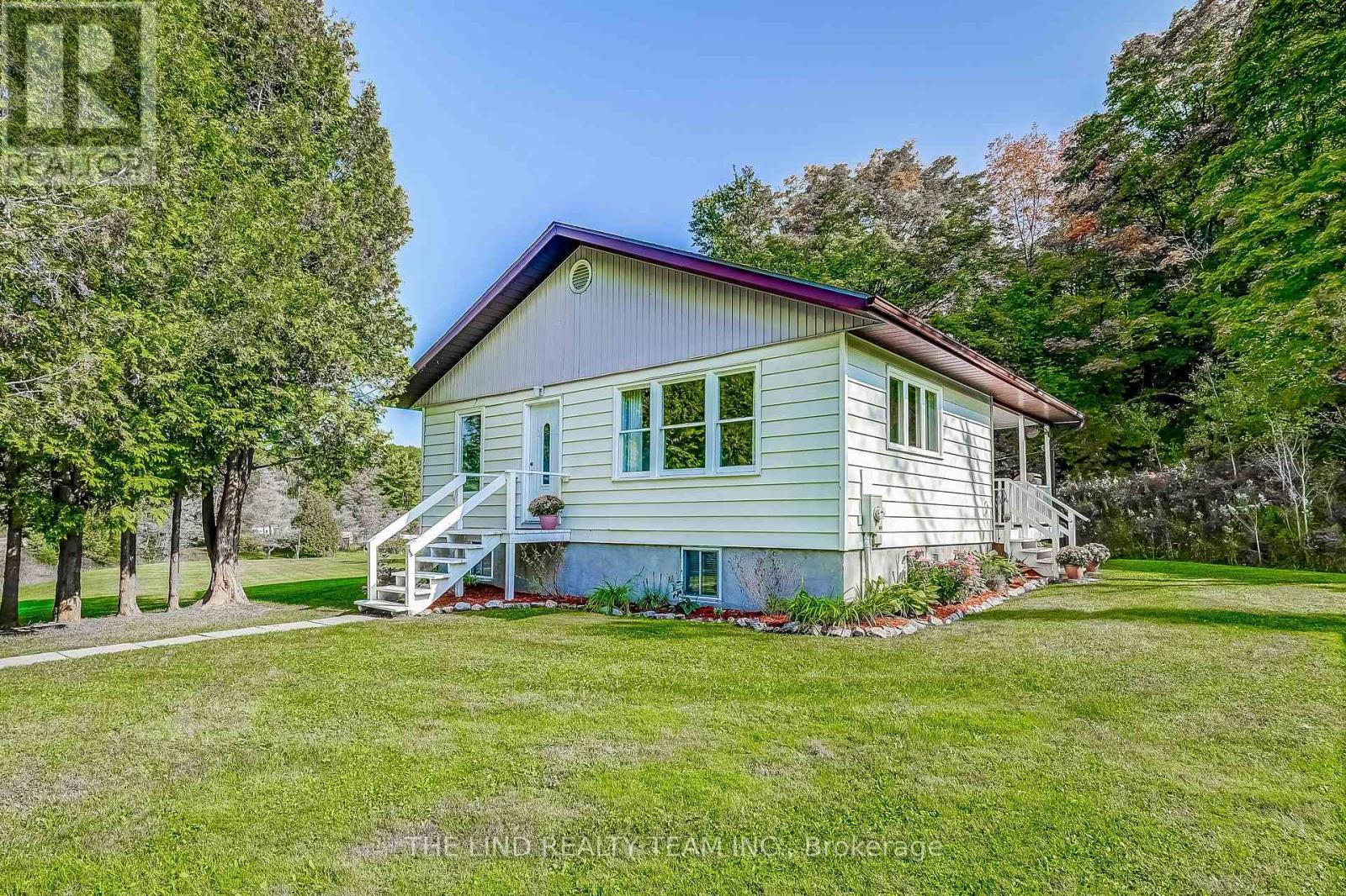 949 Raymond Road, Muskoka Lakes, Ontario  P0B 1M0 - Photo 2 - X12438126