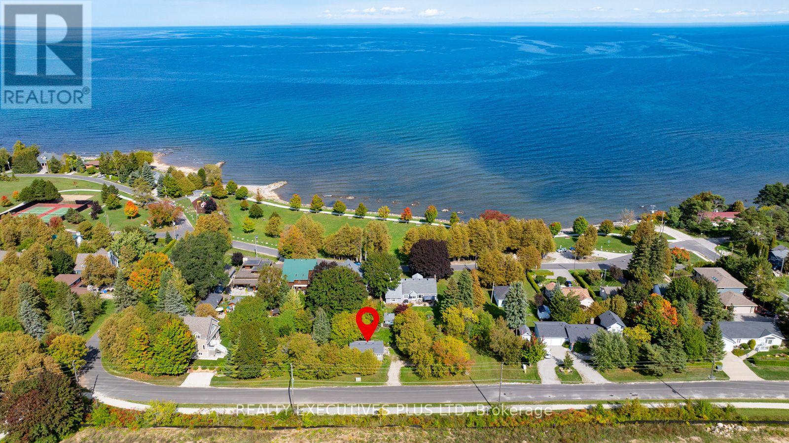 94 Huron Street E, Blue Mountains, Ontario  N0H 2P0 - Photo 2 - X12438169