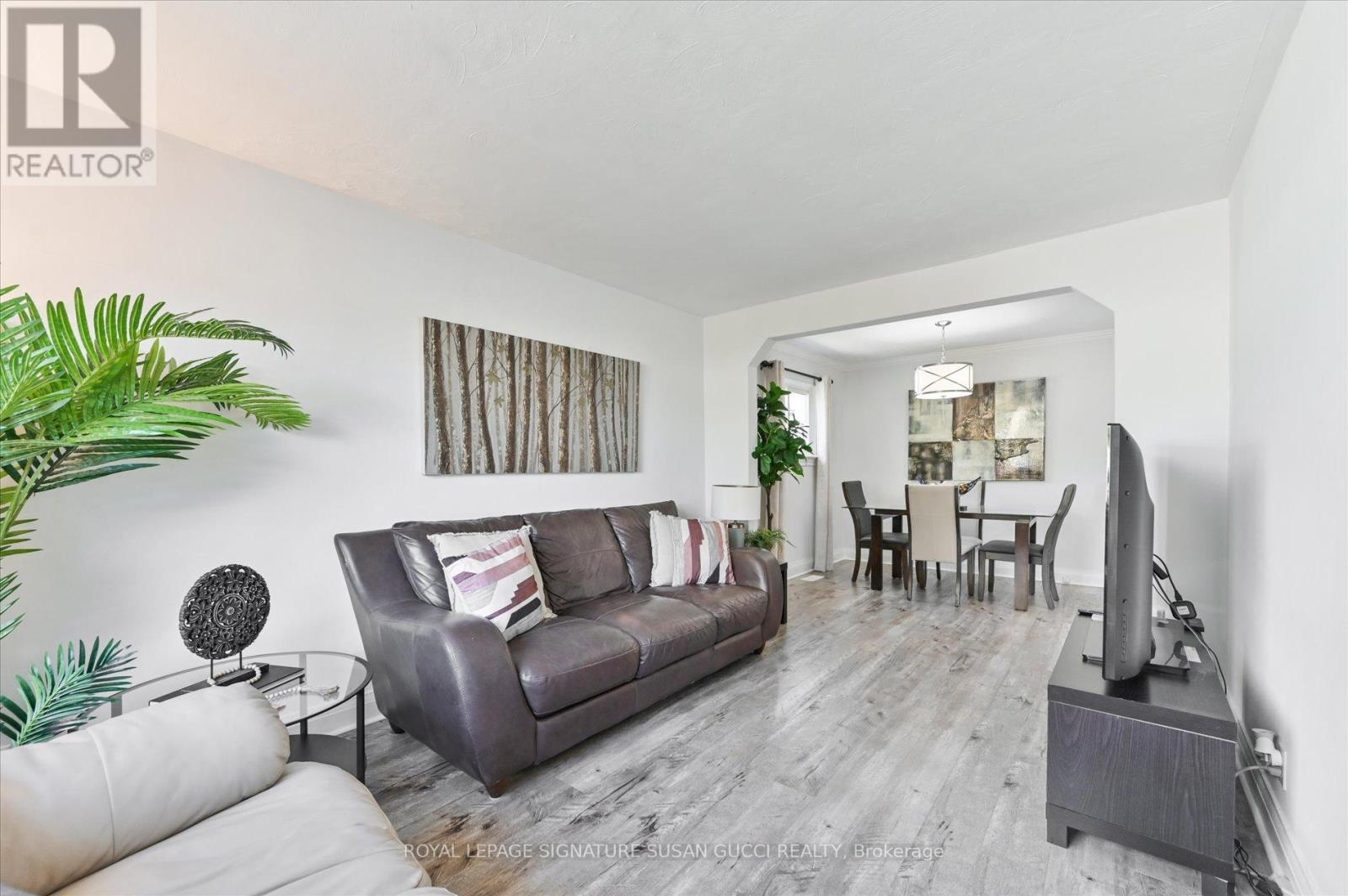 90 Meighen Avenue, Toronto, Ontario  M4B 2H7 - Photo 9 - E12438303