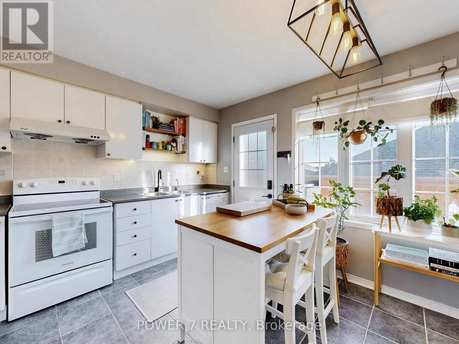 379 White's Hill Avenue, Markham, Ontario  L6B 0J4 - Photo 11 - N12438284