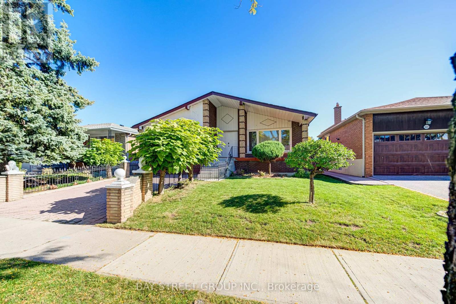 3420 Charmaine Heights, Mississauga, Ontario  L5A 3C1 - Photo 3 - W12436611
