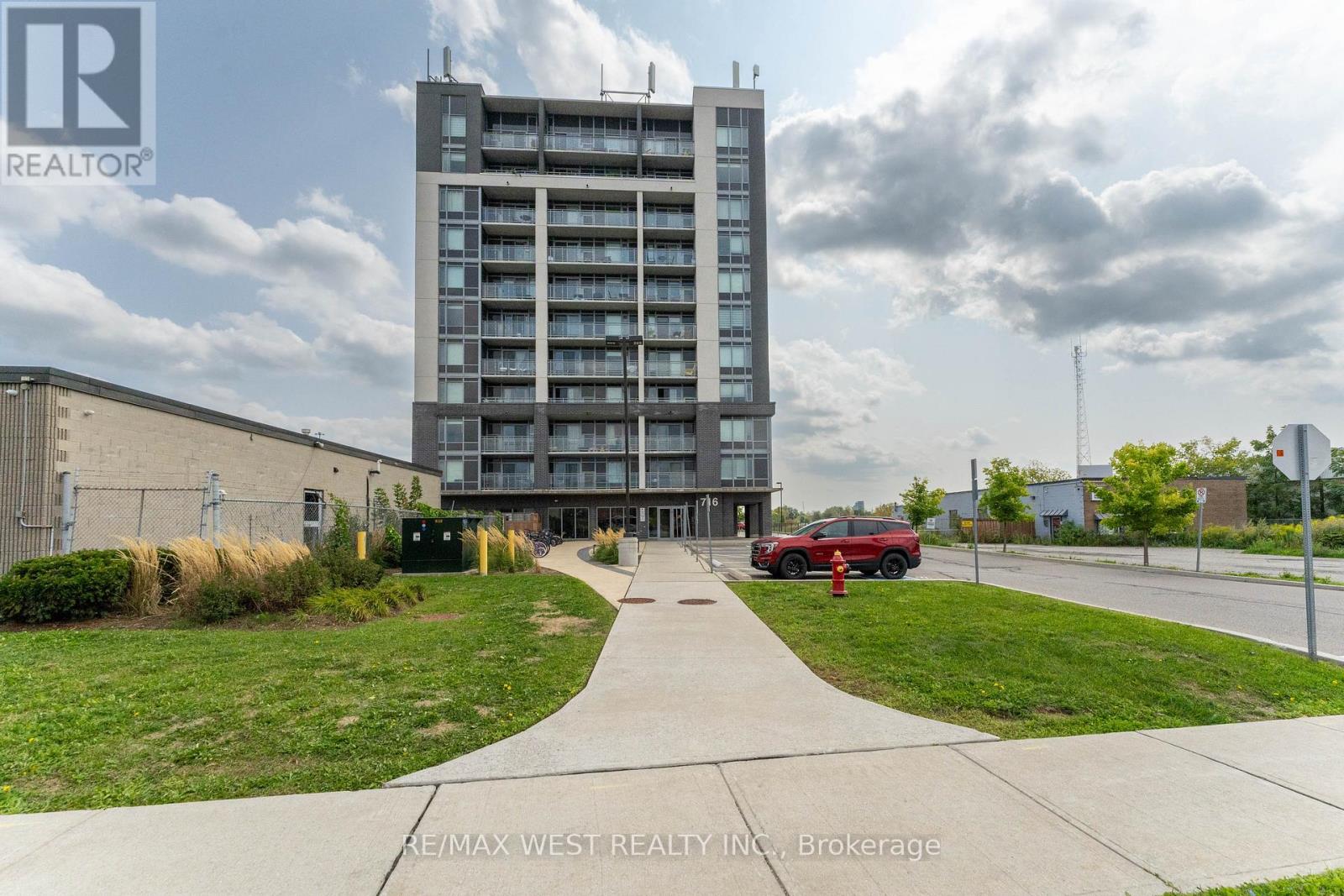 910 - 716 Main Street, Milton, Ontario  L9T 9L9 - Photo 2 - W12438237
