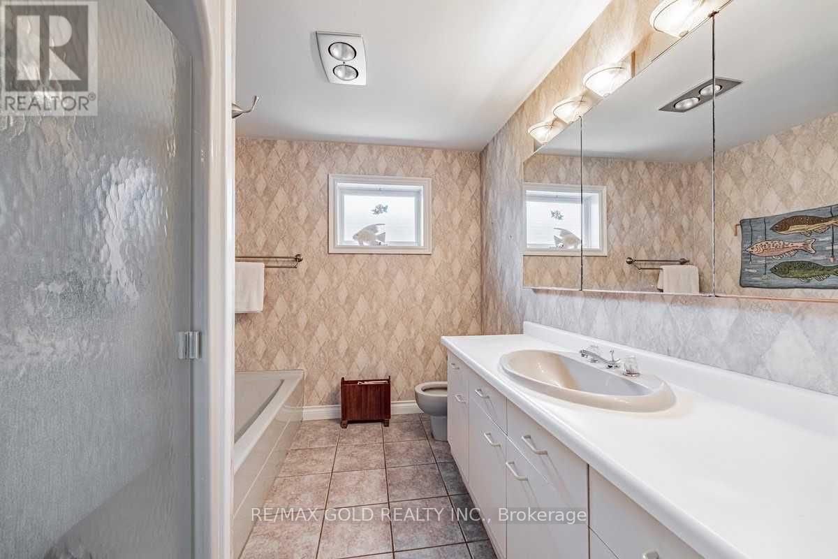 378 Sandlewood Road, Oakville, Ontario  L6L 3S2 - Photo 11 - W12438255