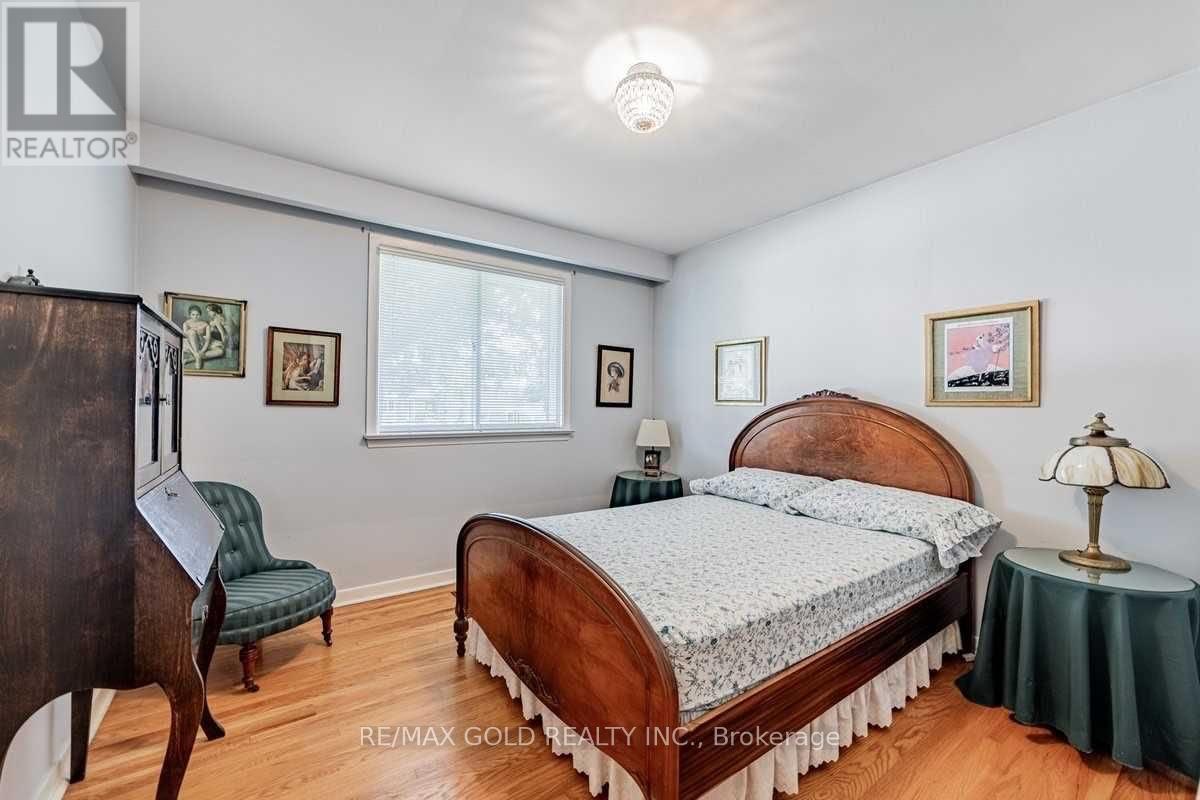 378 Sandlewood Road, Oakville, Ontario  L6L 3S2 - Photo 9 - W12438255