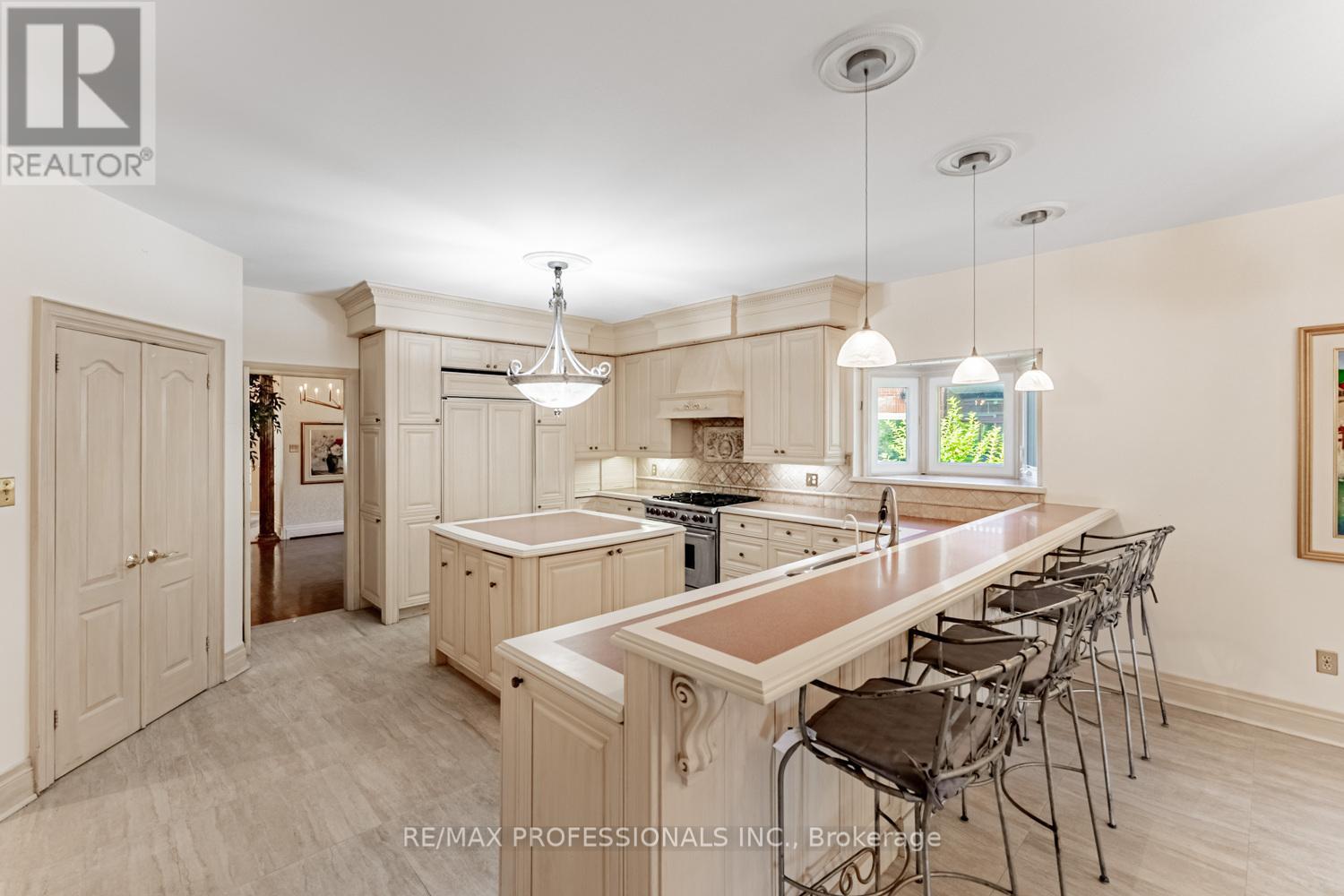 2239 Rosegate Drive, Mississauga, Ontario  L1W 3K3 - Photo 10 - W12438261