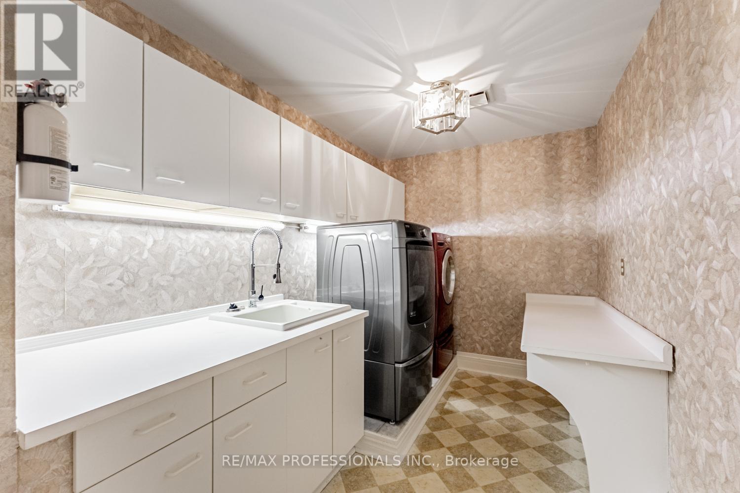 2239 Rosegate Drive, Mississauga, Ontario  L1W 3K3 - Photo 25 - W12438261