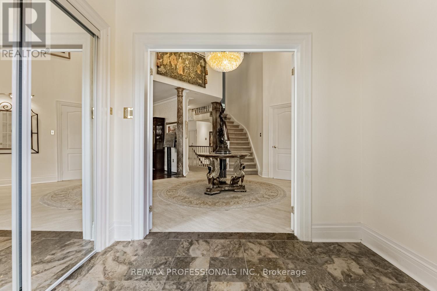 2239 Rosegate Drive, Mississauga, Ontario  L1W 3K3 - Photo 3 - W12438261