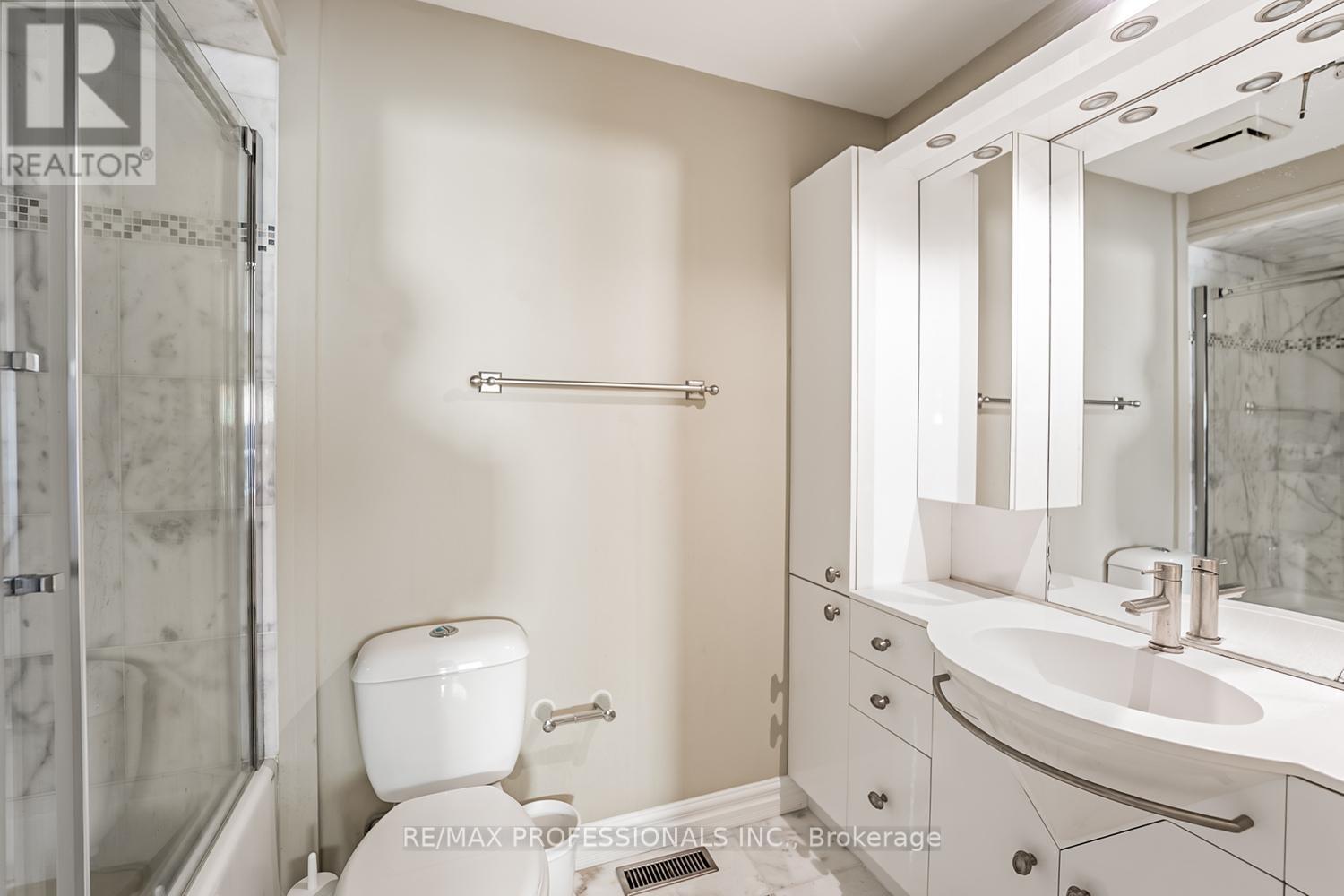 2239 Rosegate Drive, Mississauga, Ontario  L1W 3K3 - Photo 38 - W12438261