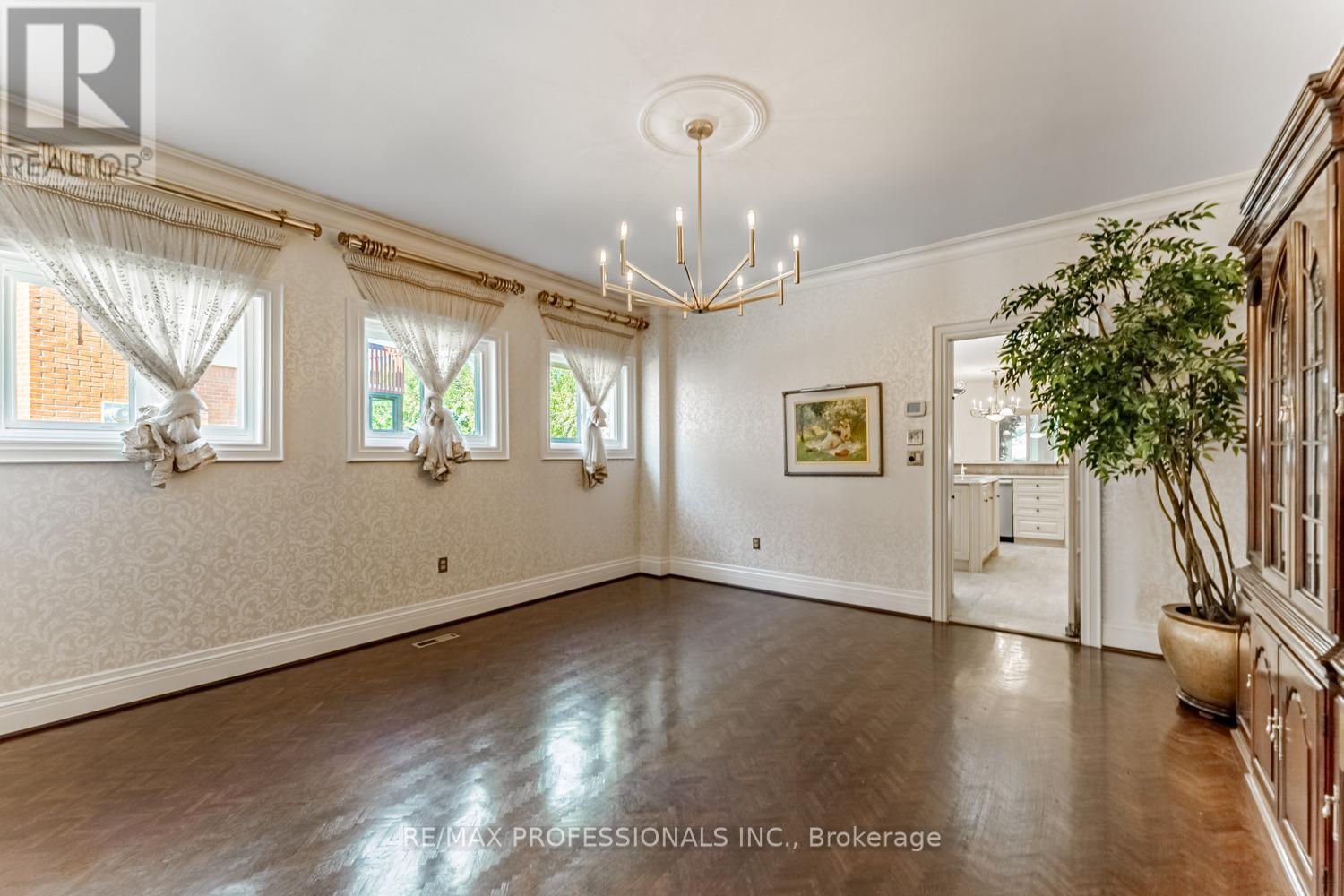 2239 Rosegate Drive, Mississauga, Ontario  L1W 3K3 - Photo 7 - W12438261