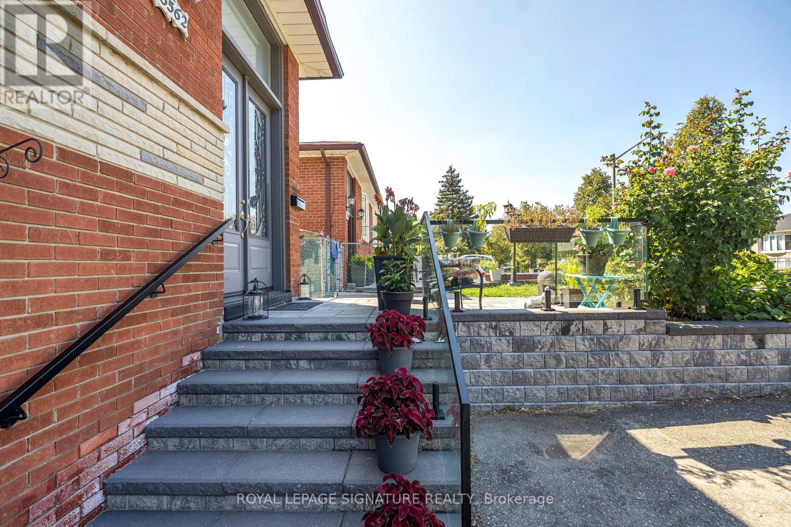 3562 Laddie Crescent, Mississauga, Ontario  L4T 1N1 - Photo 3 - W12438272