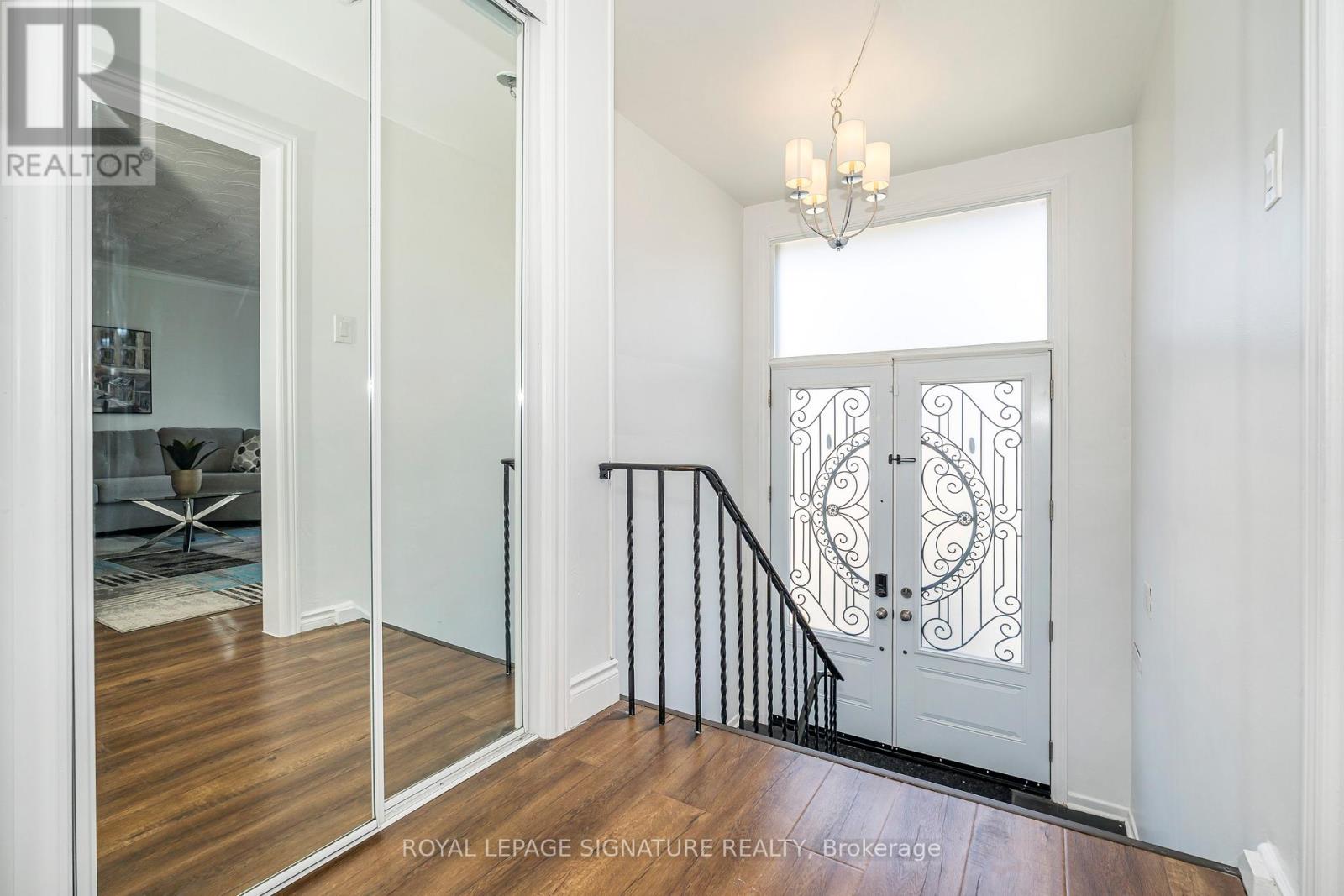 3562 Laddie Crescent, Mississauga, Ontario  L4T 1N1 - Photo 5 - W12438272