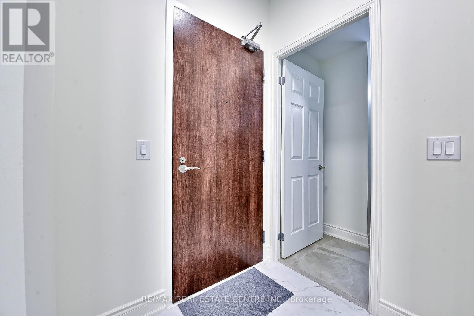 2116 - 339 Rathburn Road W, Mississauga, Ontario  L5B 0K6 - Photo 7 - W12438283