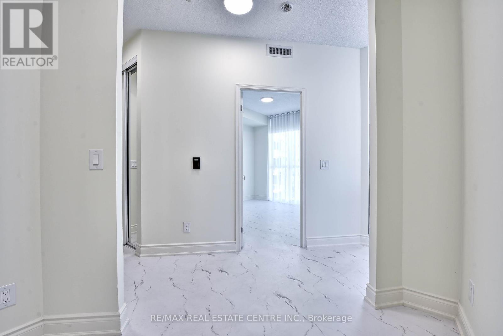 2116 - 339 Rathburn Road W, Mississauga, Ontario  L5B 0K6 - Photo 9 - W12438283
