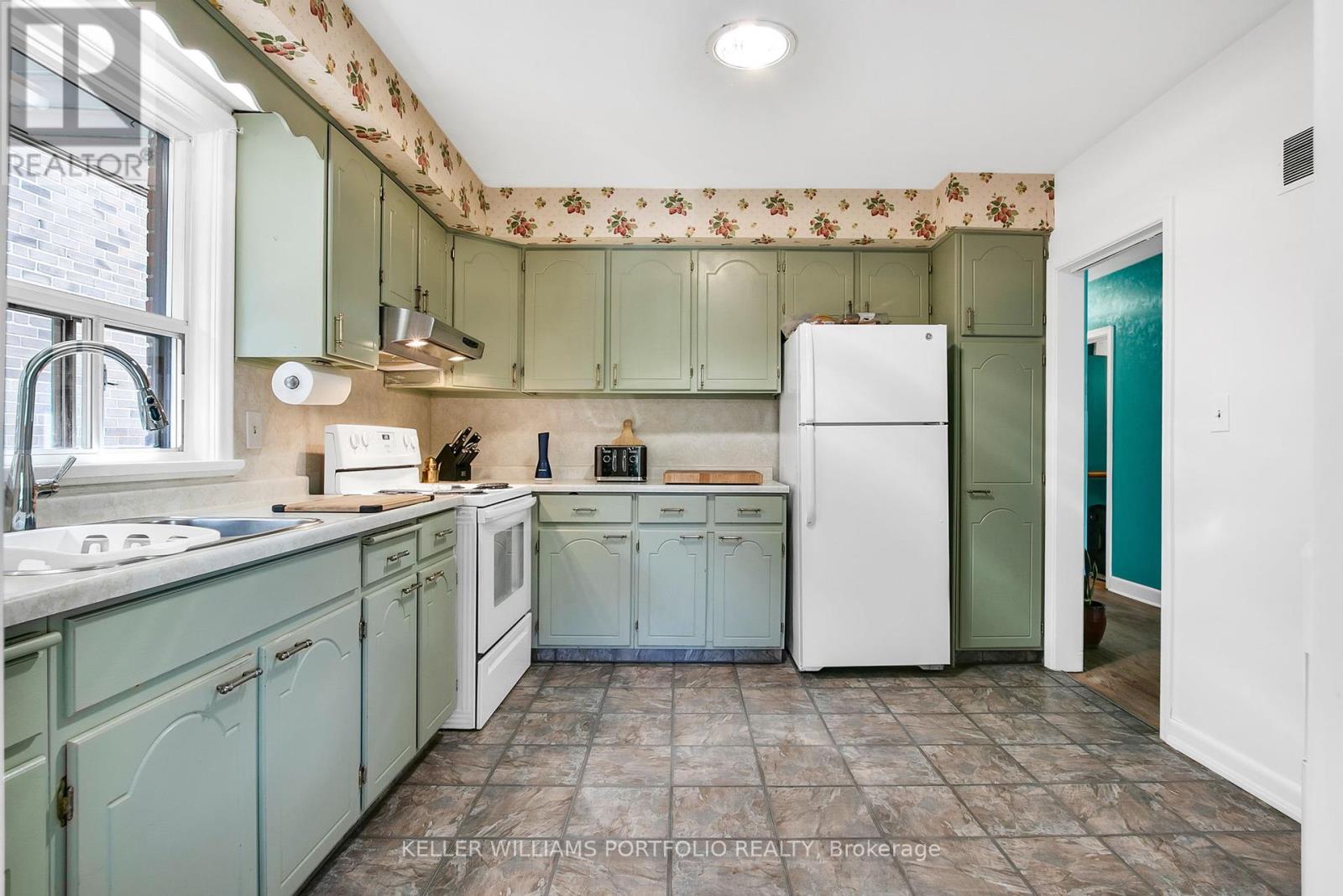 106 Botfield Avenue, Toronto, Ontario  M9B 4E5 - Photo 13 - W12438310