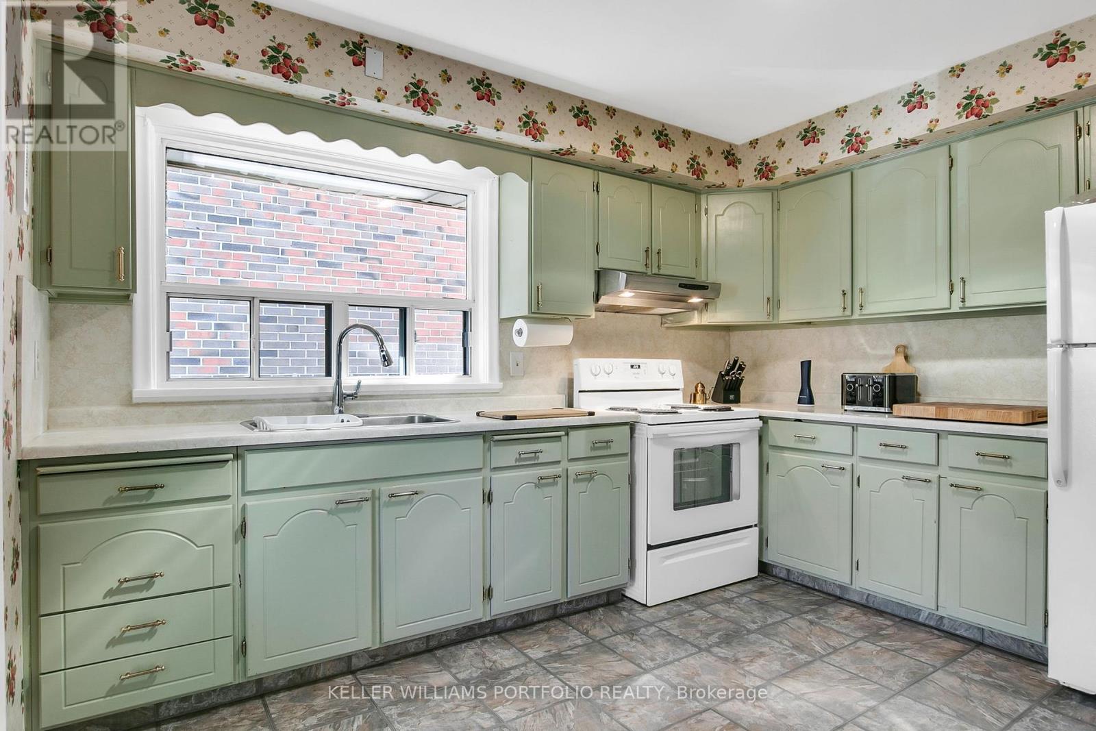 106 Botfield Avenue, Toronto, Ontario  M9B 4E5 - Photo 15 - W12438310
