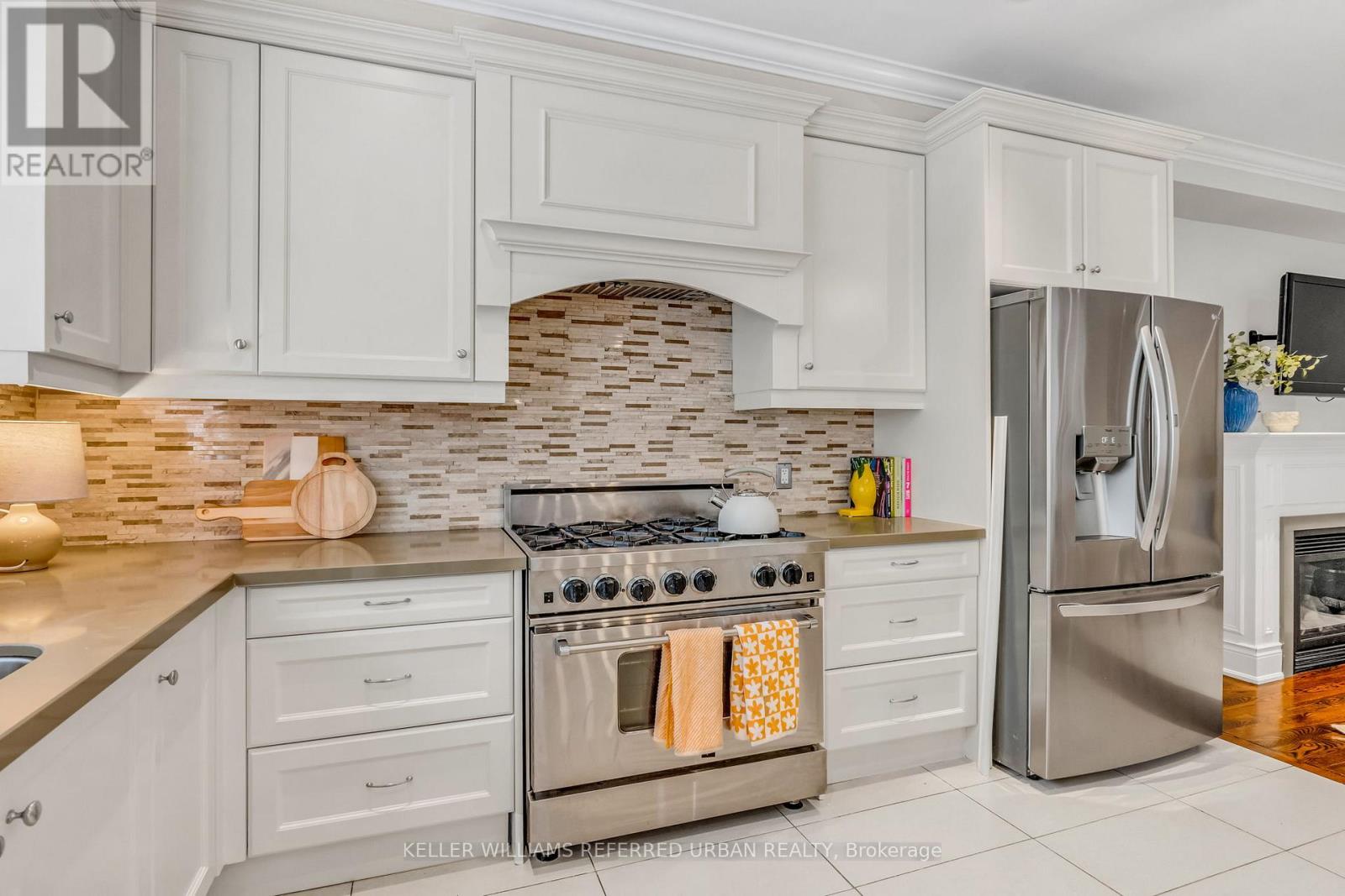 31 Bisset Avenue, Toronto, Ontario  M8W 2T1 - Photo 11 - W12438313