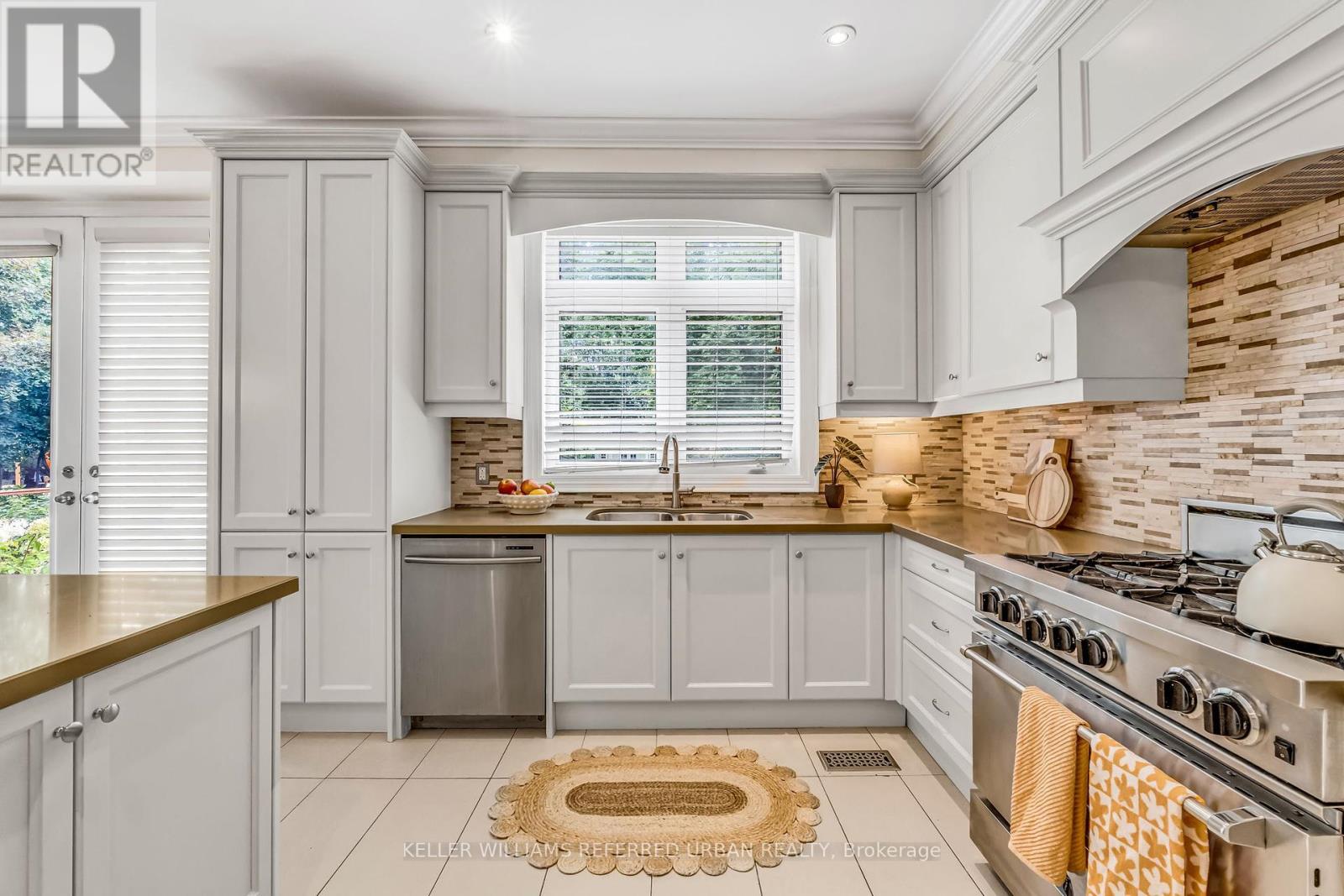 31 Bisset Avenue, Toronto, Ontario  M8W 2T1 - Photo 12 - W12438313