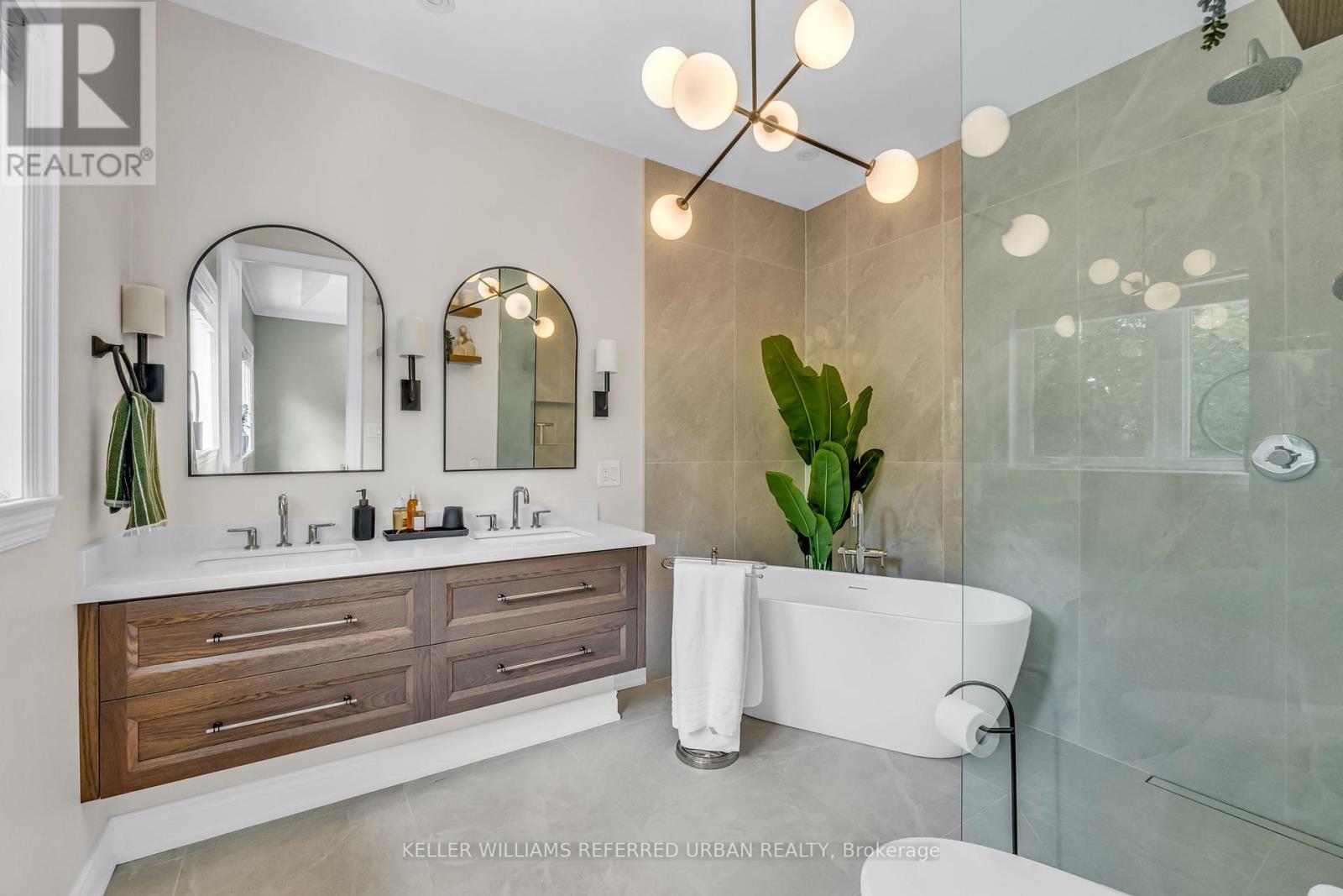 31 Bisset Avenue, Toronto, Ontario  M8W 2T1 - Photo 22 - W12438313