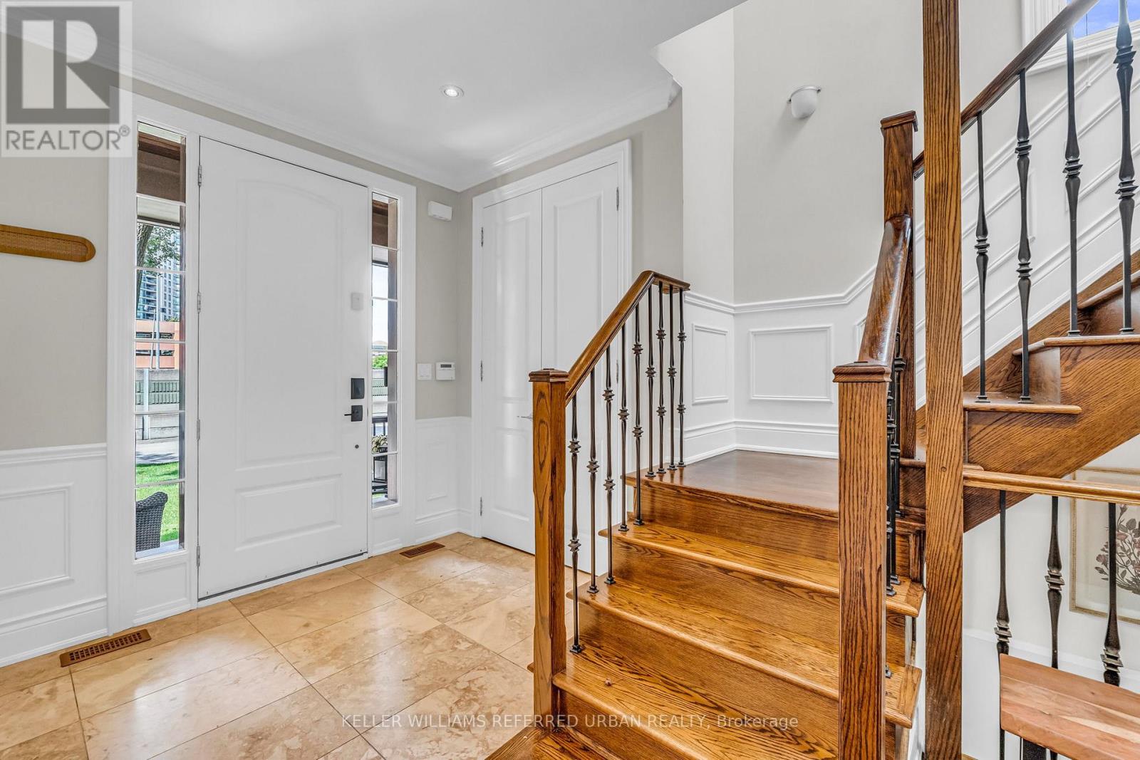 31 Bisset Avenue, Toronto, Ontario  M8W 2T1 - Photo 5 - W12438313