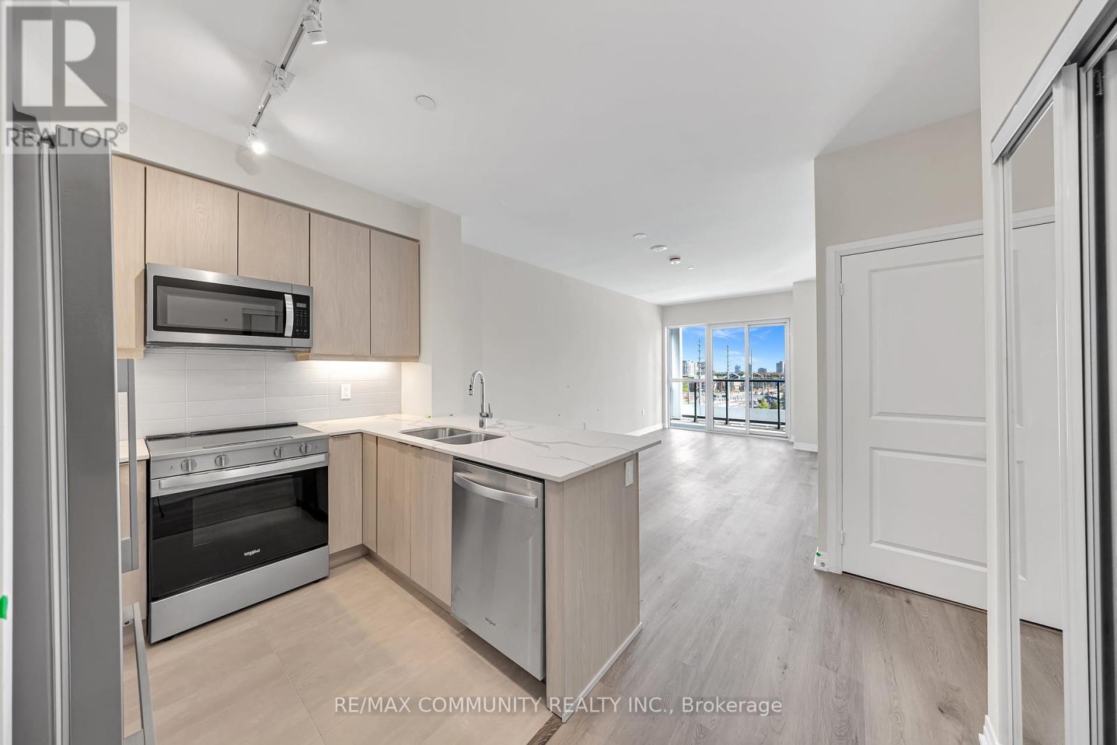 404 - 15 Watergarden Drive W, Mississauga, Ontario  L5R 1B2 - Photo 2 - W12438336