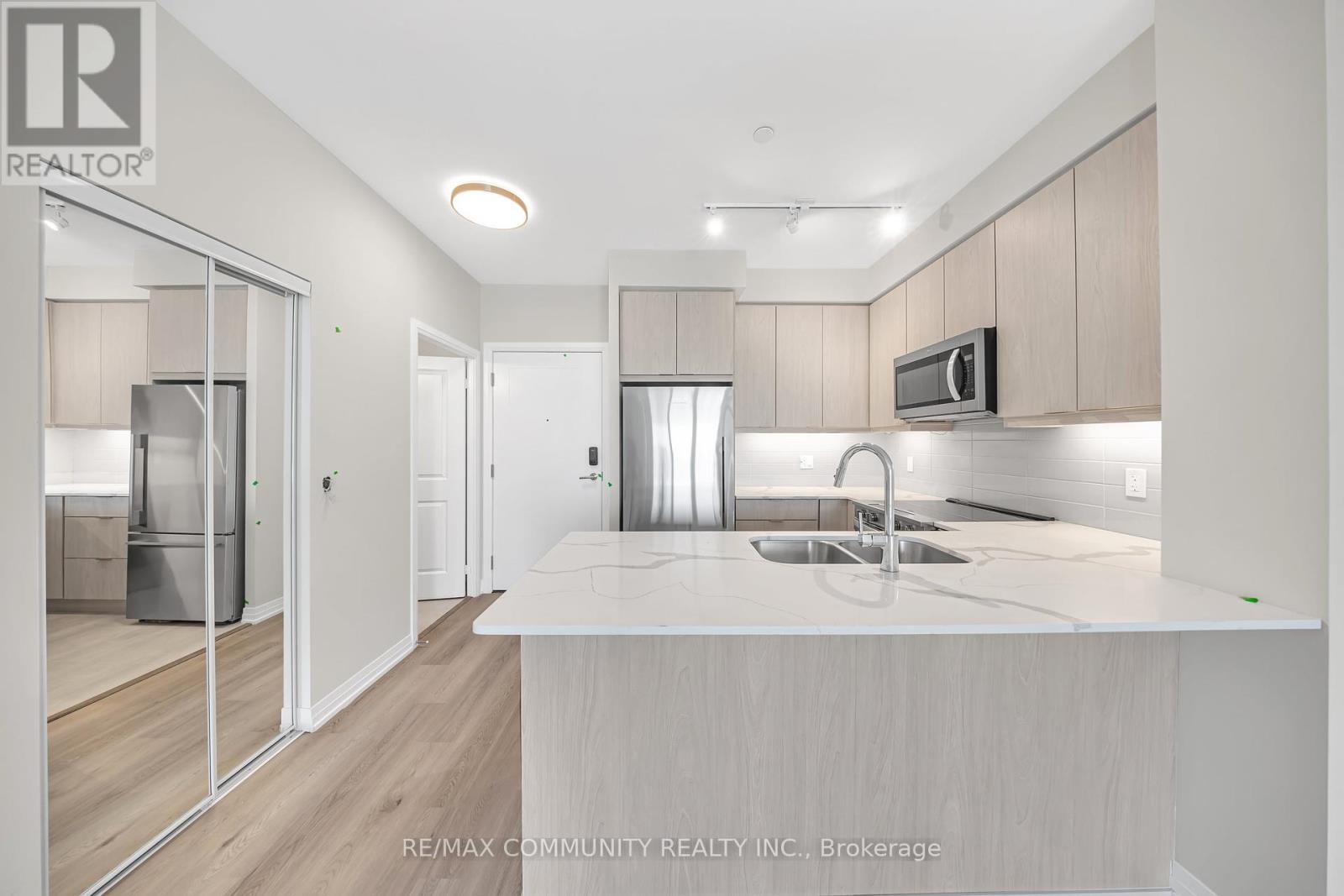 404 - 15 Watergarden Drive W, Mississauga, Ontario  L5R 1B2 - Photo 5 - W12438336
