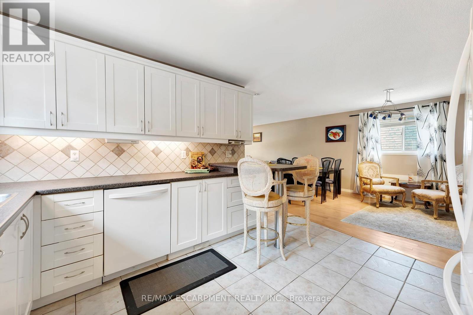 39 Marilyn Court, Hamilton, Ontario  L9B 2T5 - Photo 13 - X12438275