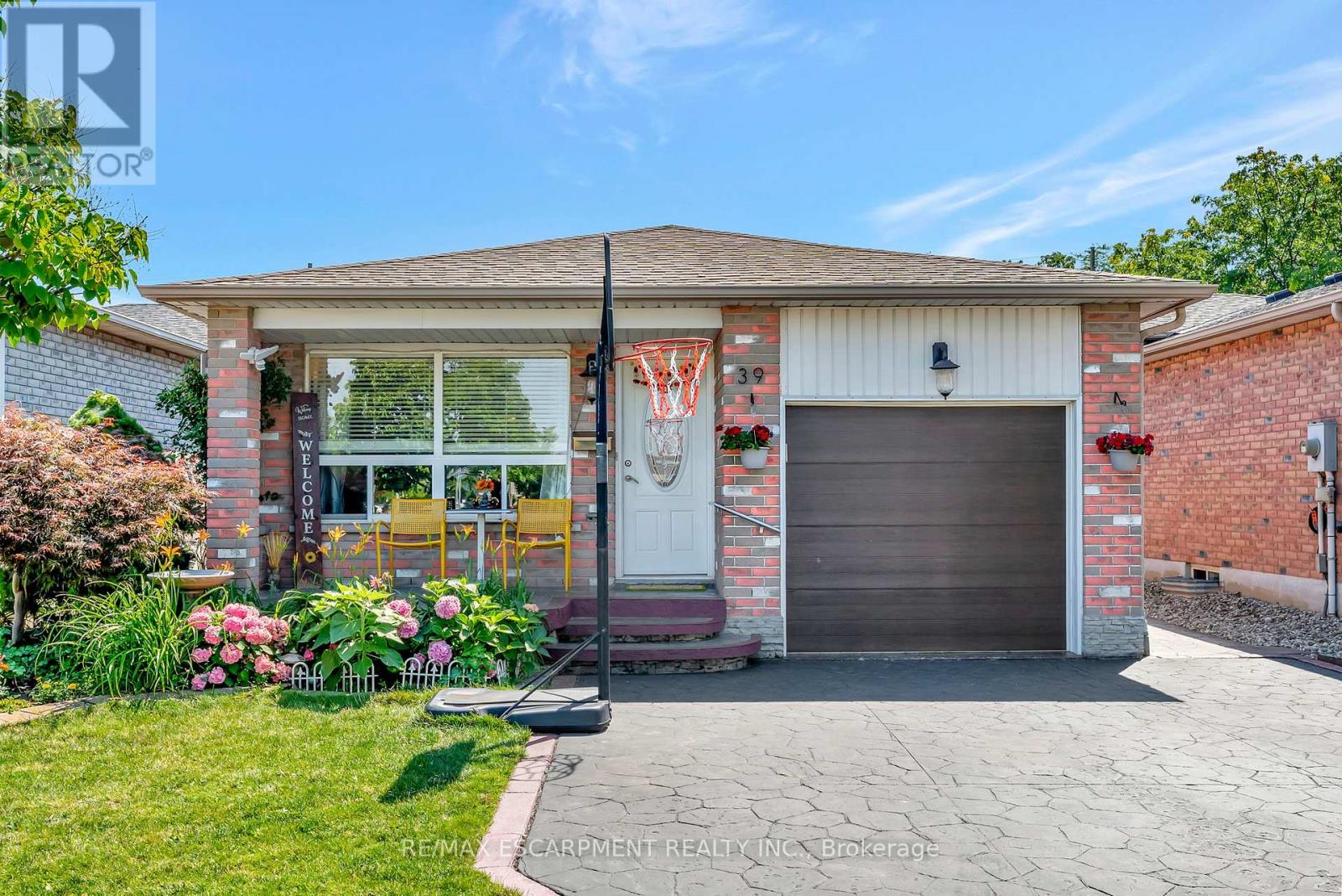 39 Marilyn Court, Hamilton, Ontario  L9B 2T5 - Photo 2 - X12438275