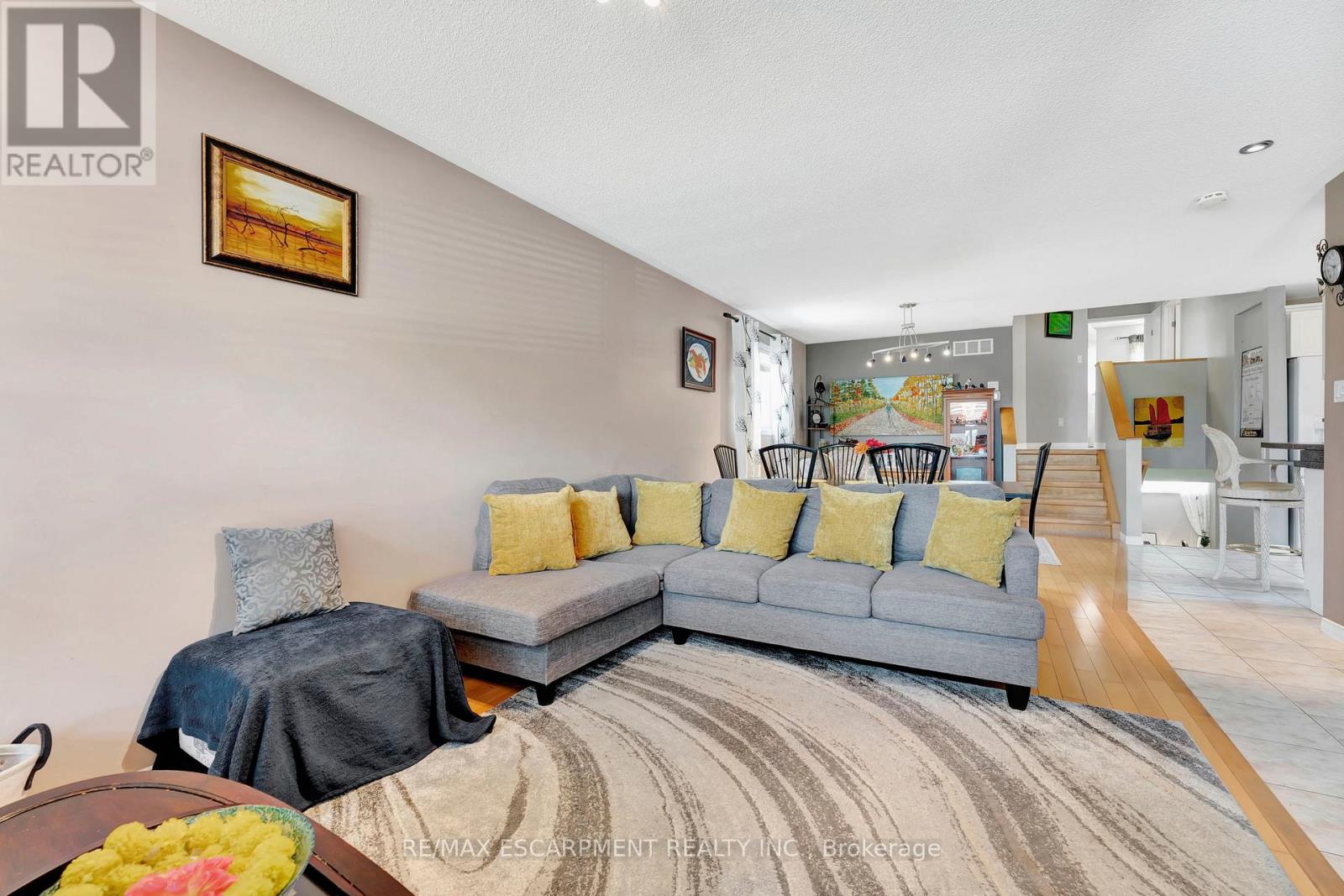 39 Marilyn Court, Hamilton, Ontario  L9B 2T5 - Photo 6 - X12438275