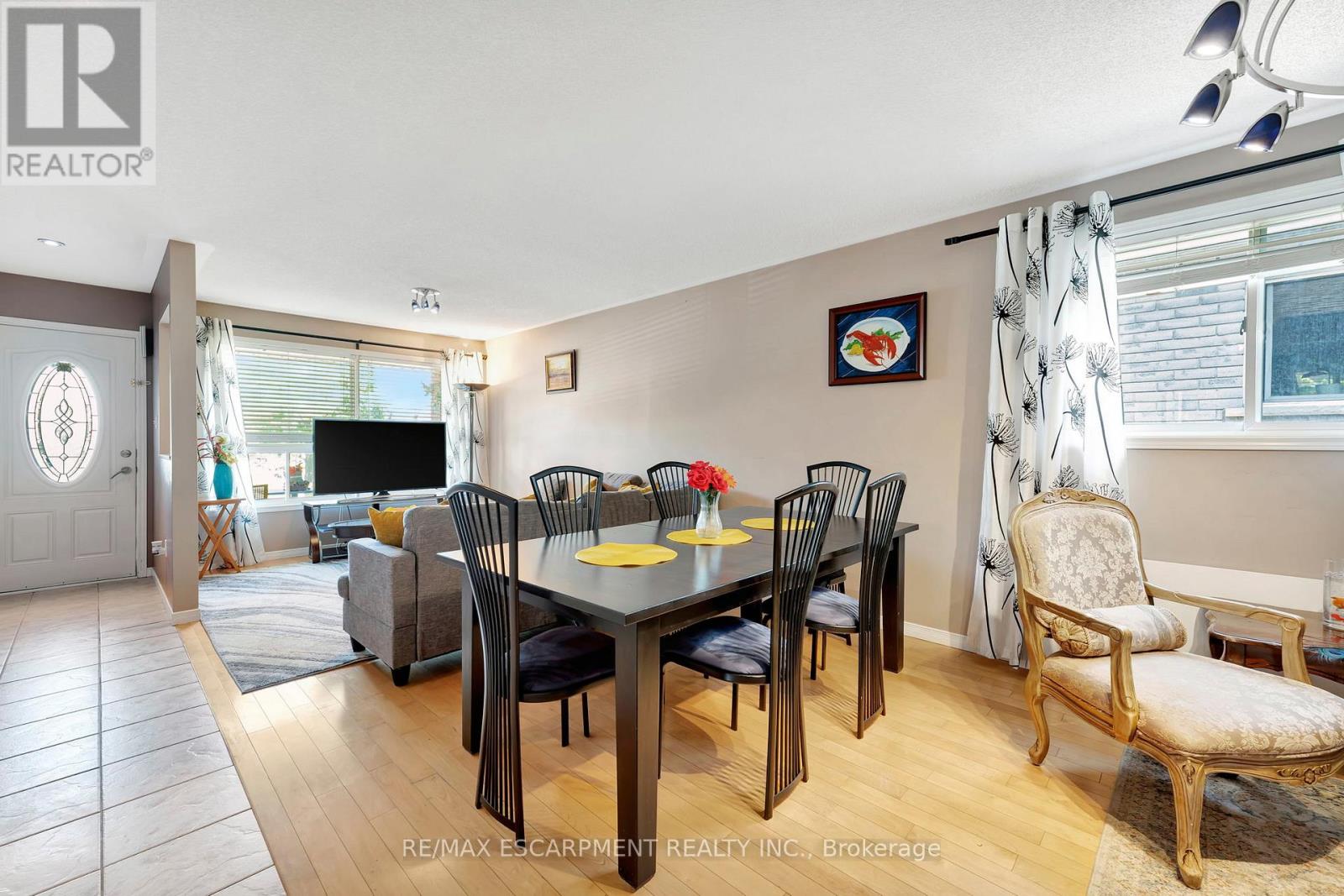 39 Marilyn Court, Hamilton, Ontario  L9B 2T5 - Photo 8 - X12438275