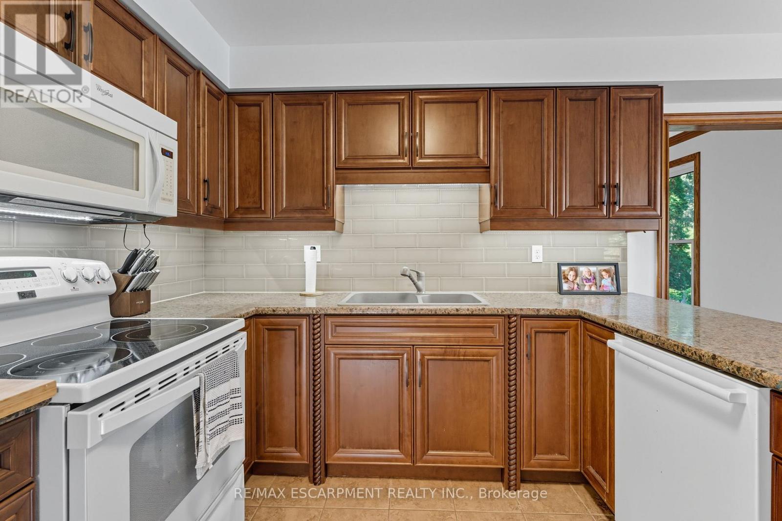 275 Cornwallis Road, Hamilton, Ontario  L9G 3Y9 - Photo 12 - X12438344