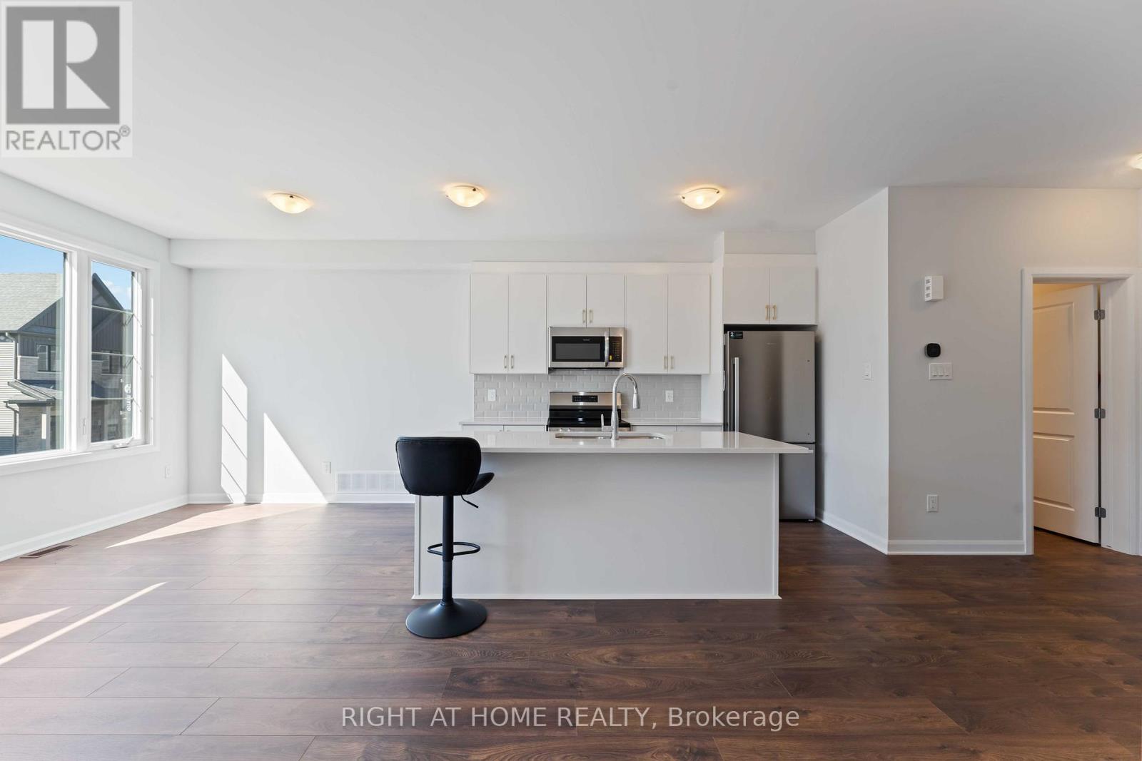 304 Clearpath Private, Ottawa, Ontario  K2T 0S5 - Photo 2 - X12430594
